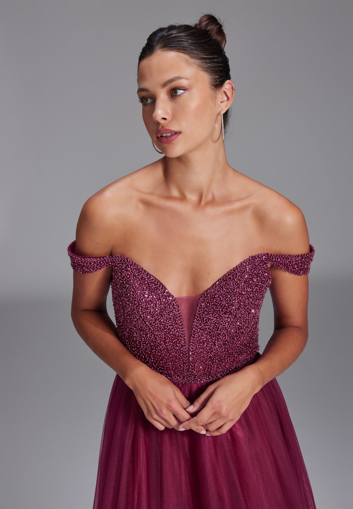 Ausgestelltes Tüllkleid mit Carmen-Ausschnitt