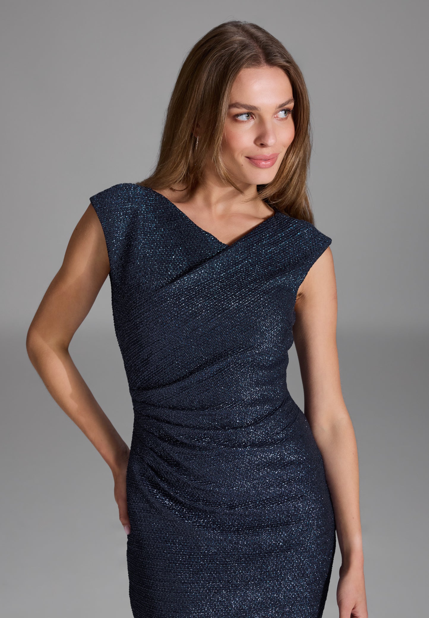 Cocktailkleid aus foliertem Jersey in Bouclé Optik mit Drapierungen