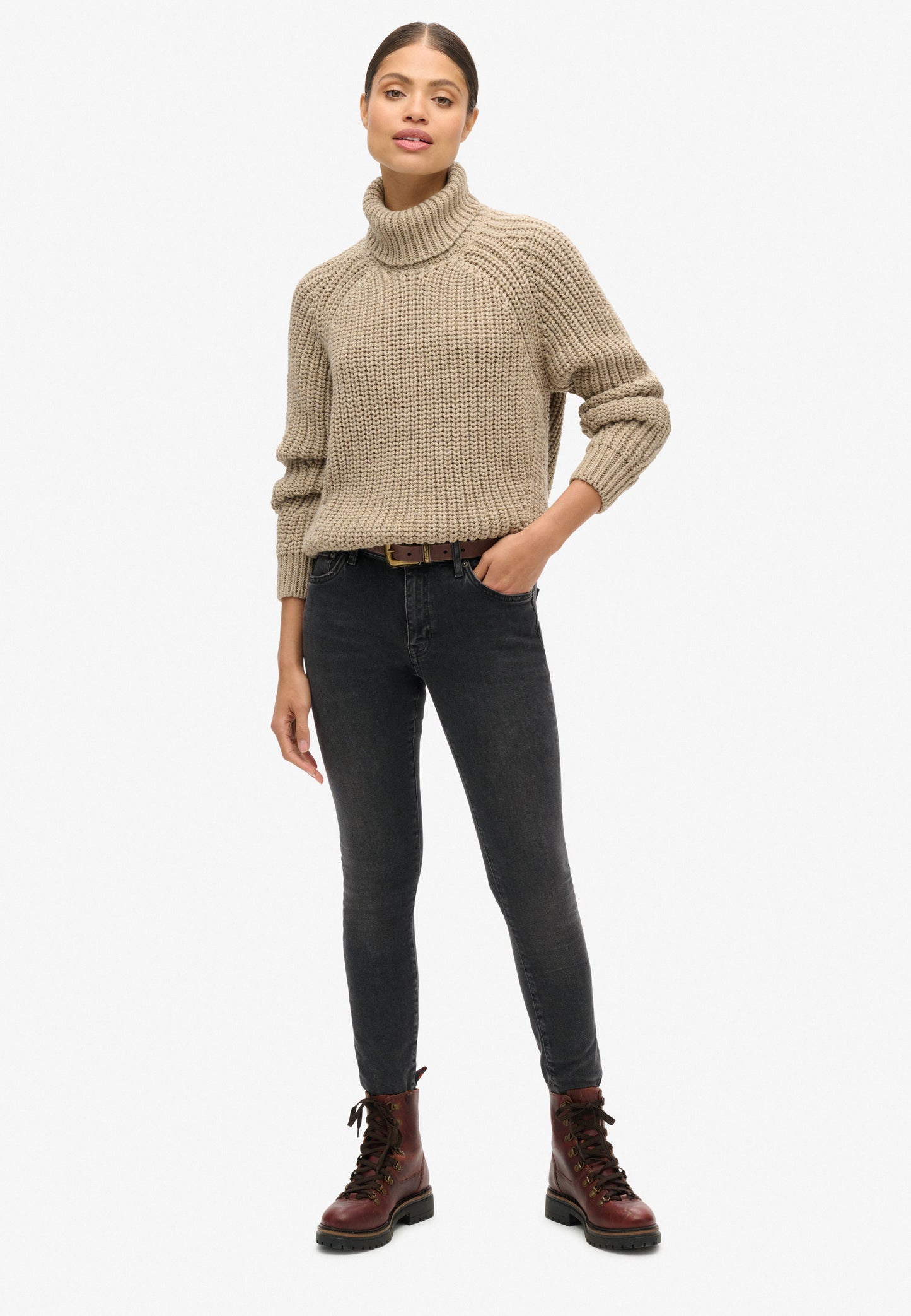 Lässiger Strickpullover mit Rollkragen und Ziernaht