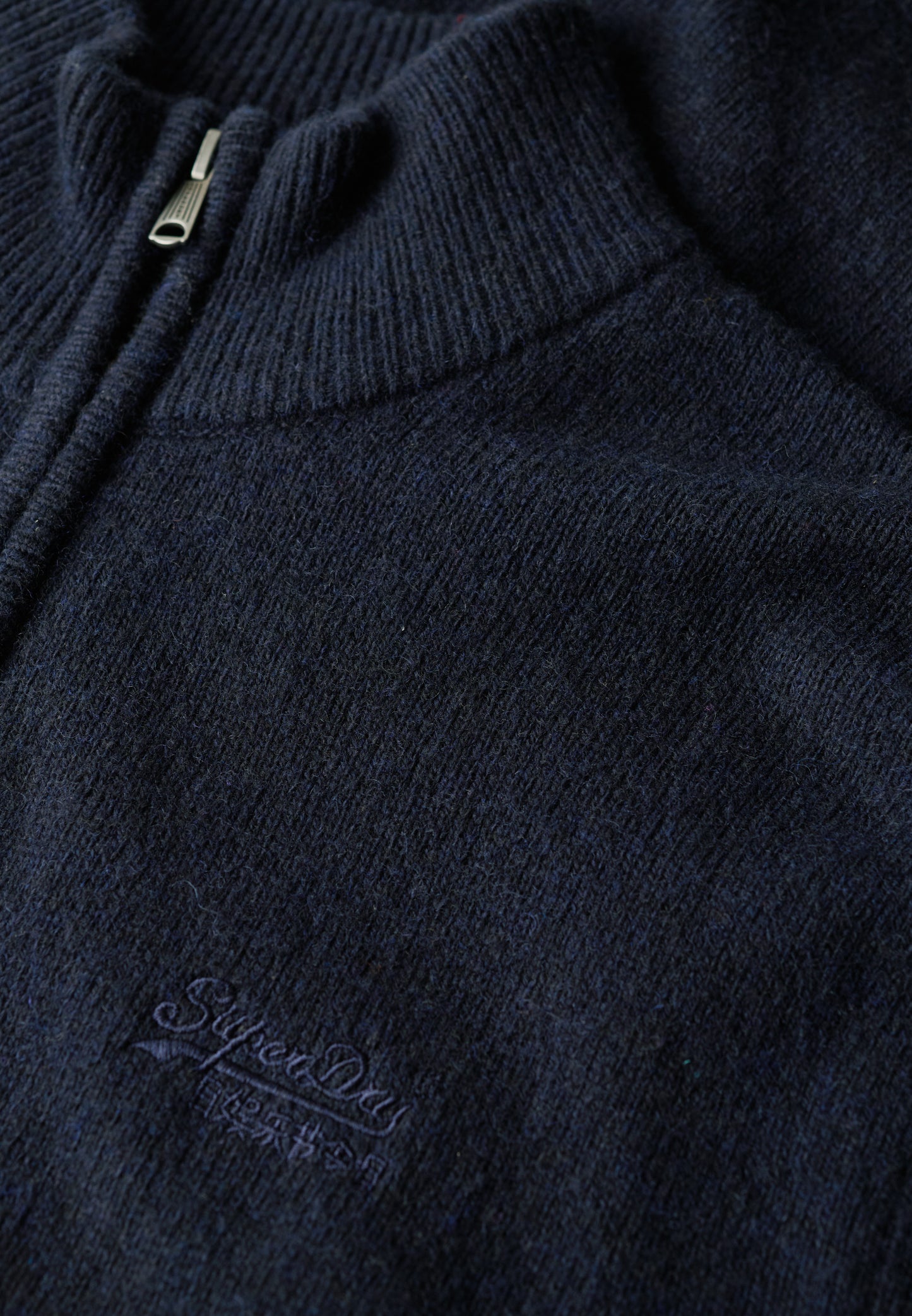Essential Strickpullover mit Halbreißverschluss und Stickerei