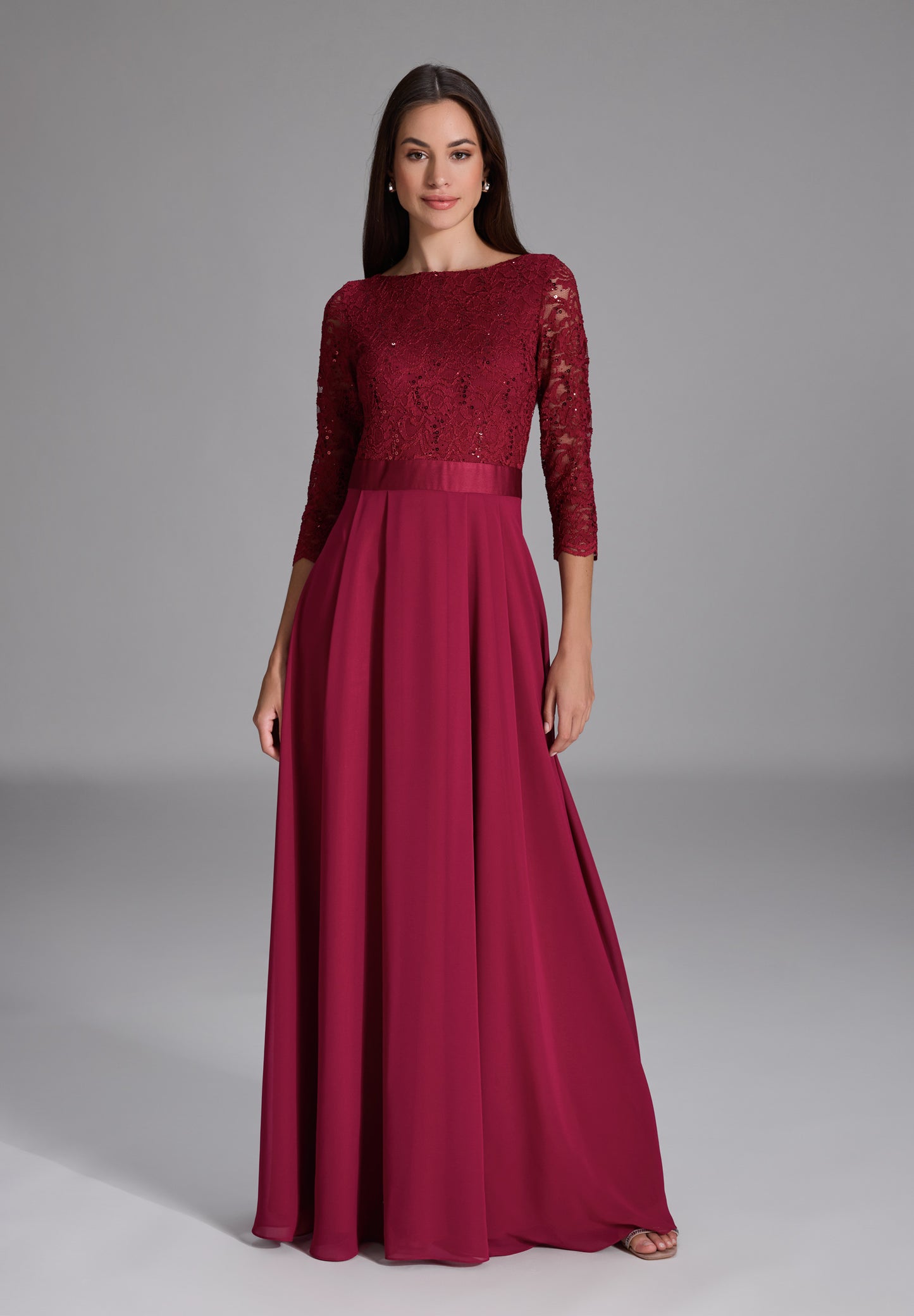 Abendkleid aus Spitze und Chiffon mit ¾ Arm