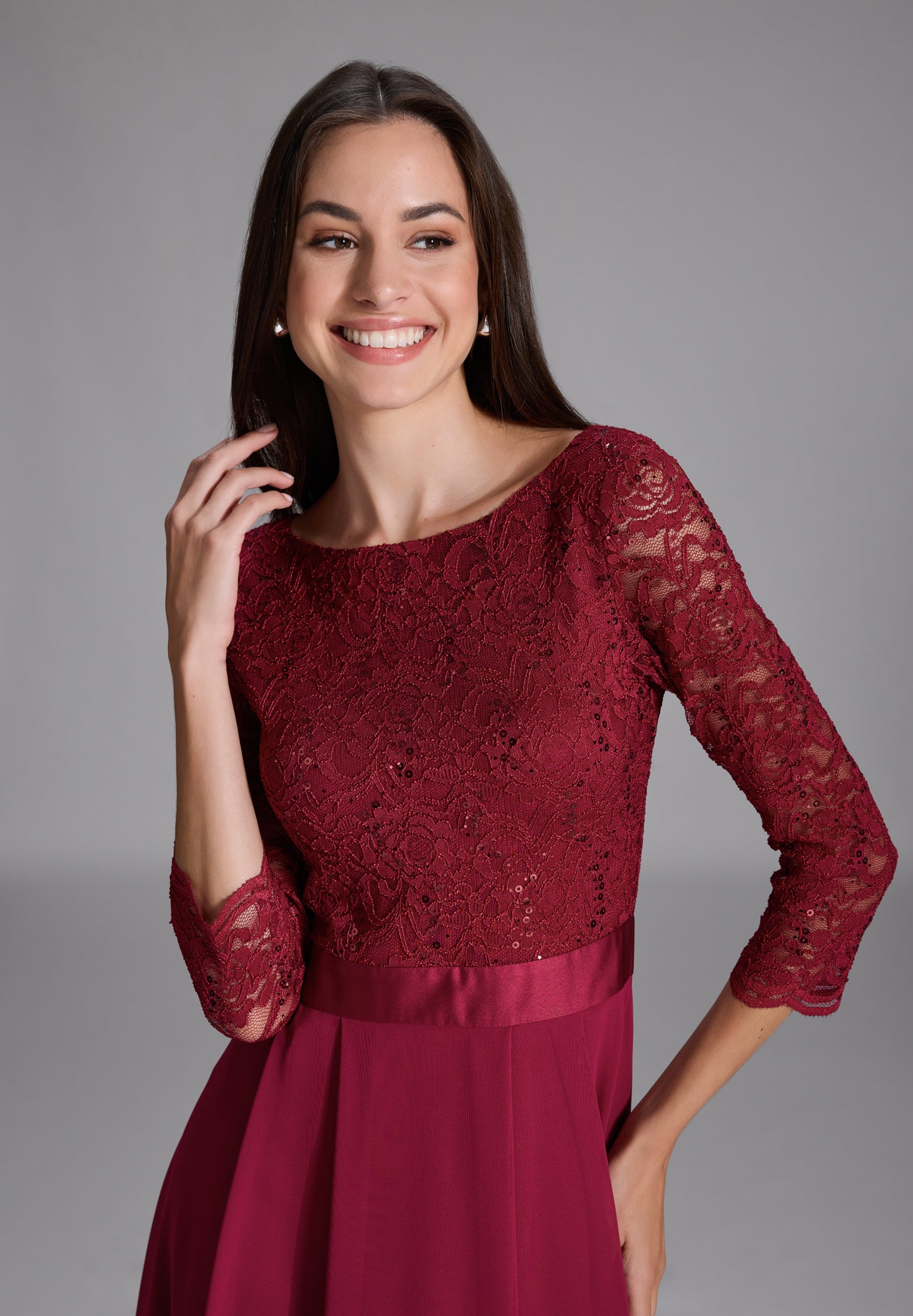 Abendkleid aus Spitze und Chiffon mit ¾ Arm