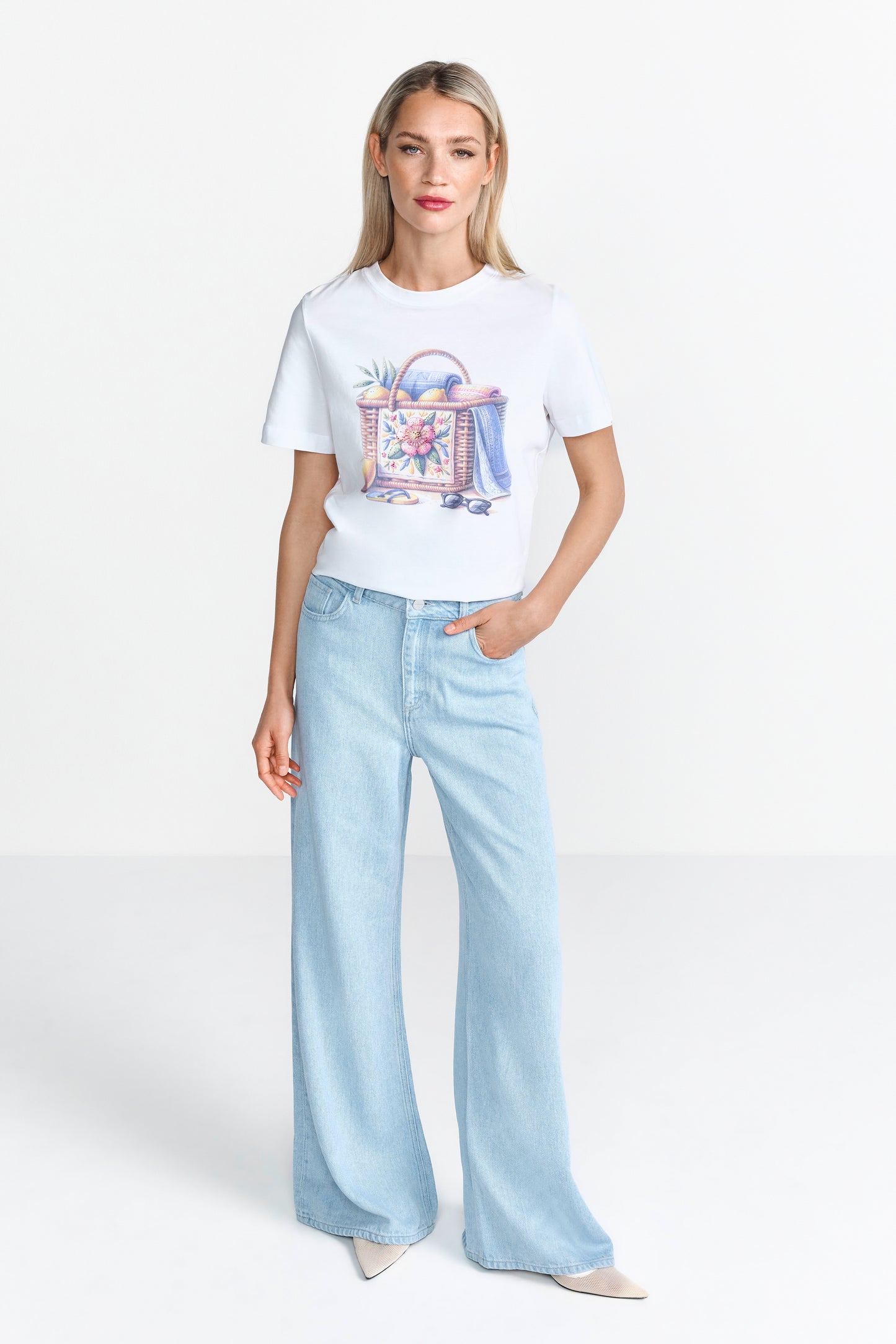 Elegant Fit T-Shirt Beach Basket