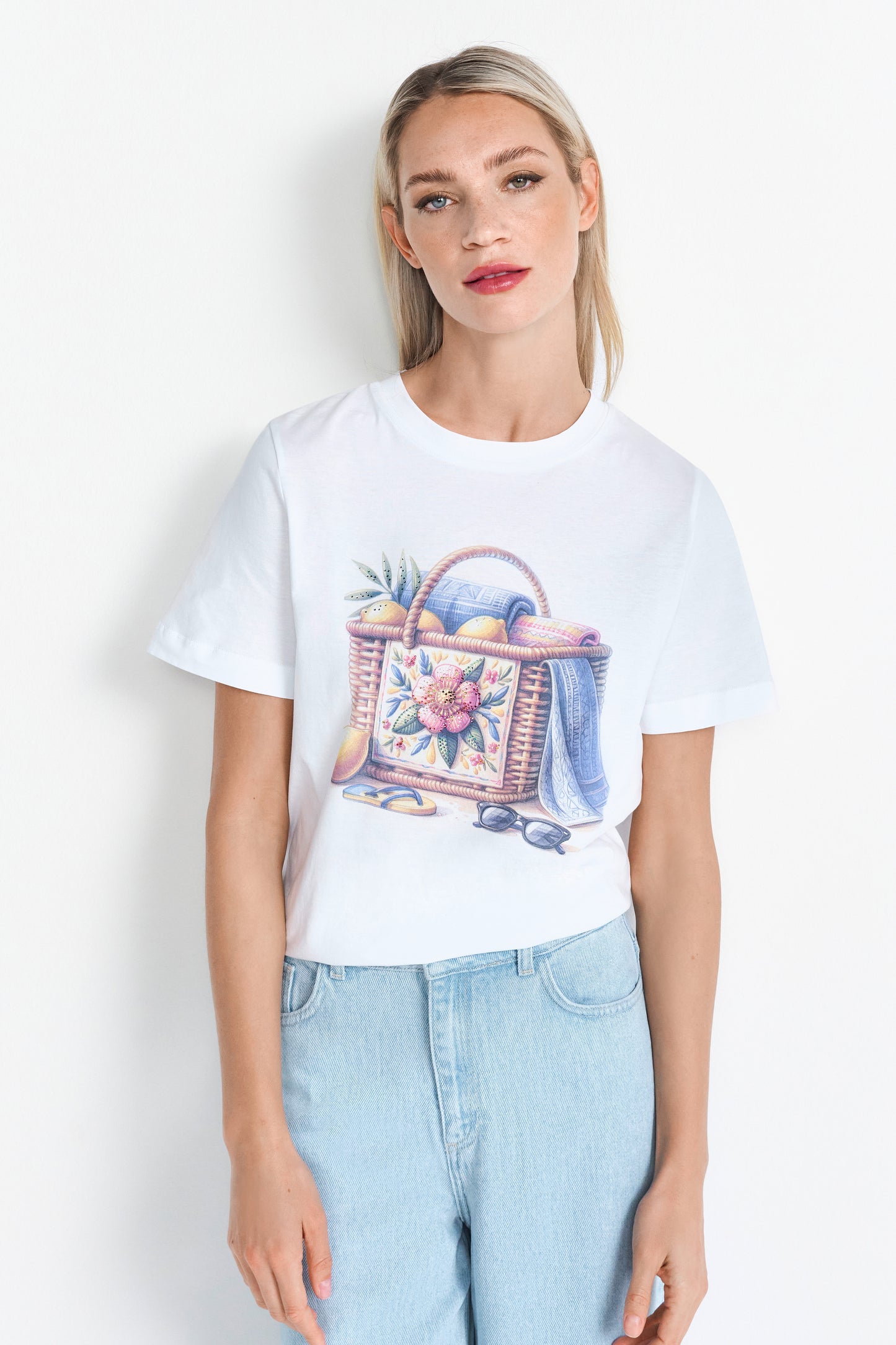 Elegant Fit T-Shirt Beach Basket