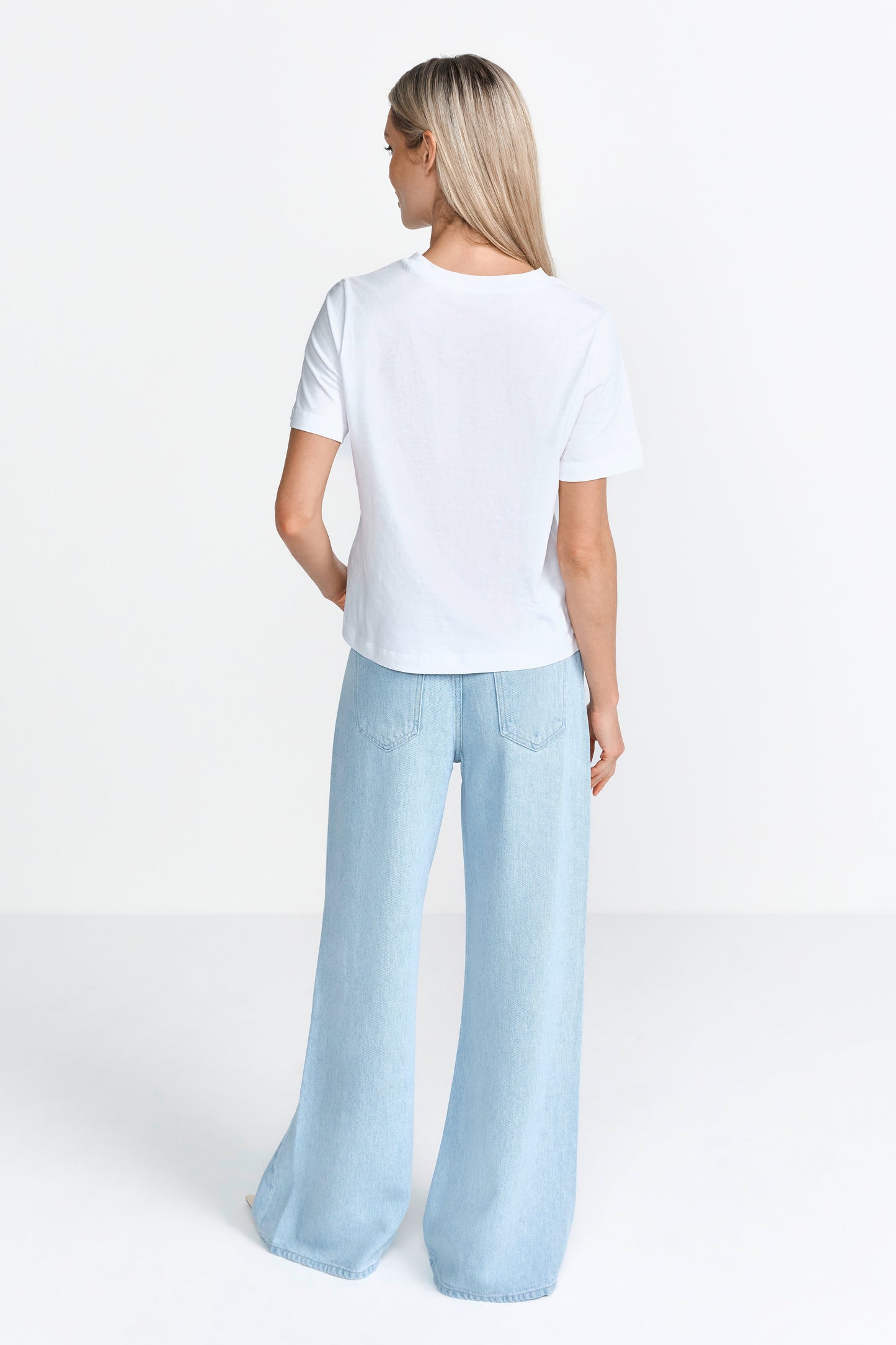 Elegant Fit T-Shirt Beach Basket