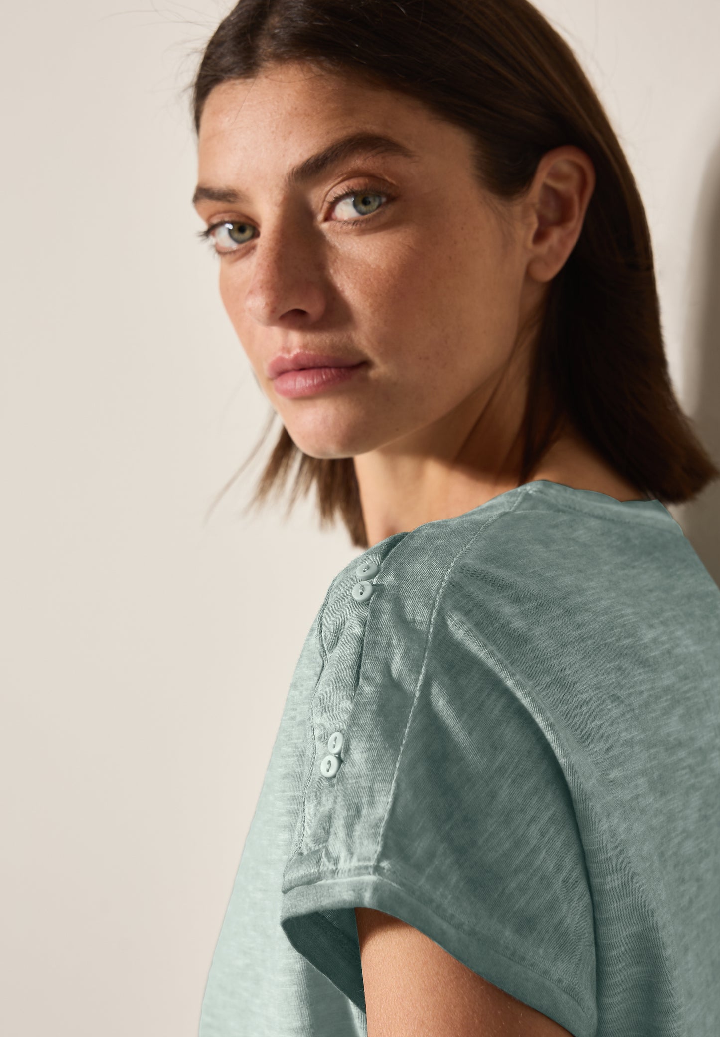 T-Shirt mit Knopfdetail