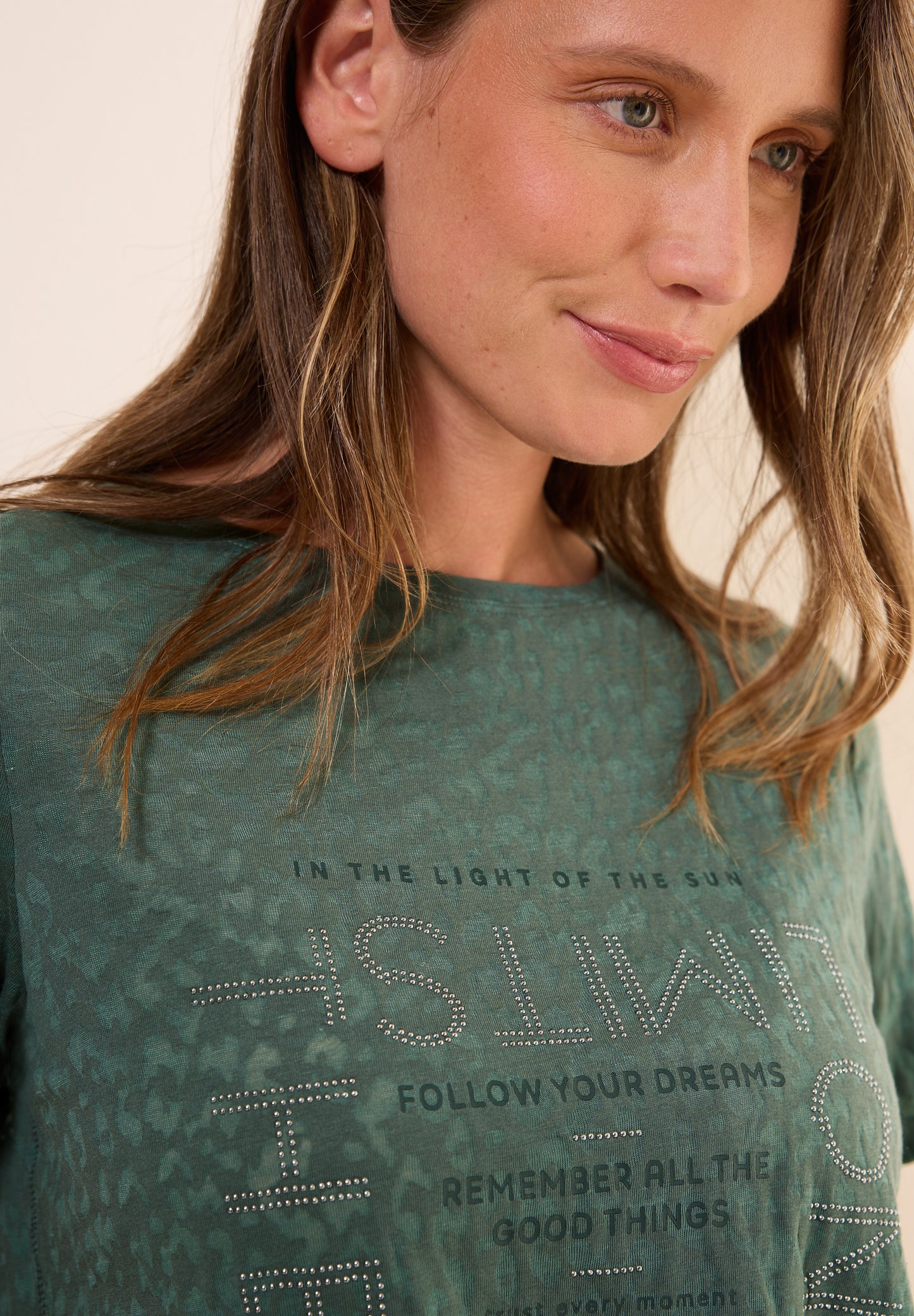 T-Shirt mit Schmucksteinen
