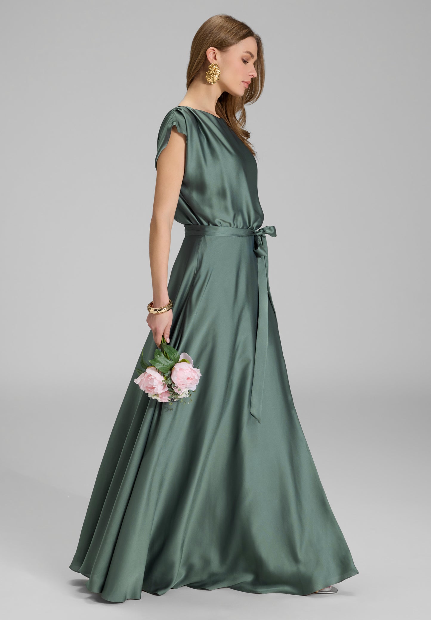 Abendkleid aus nachhaltigem Satin mit blusigem Oberteil und Bindeband