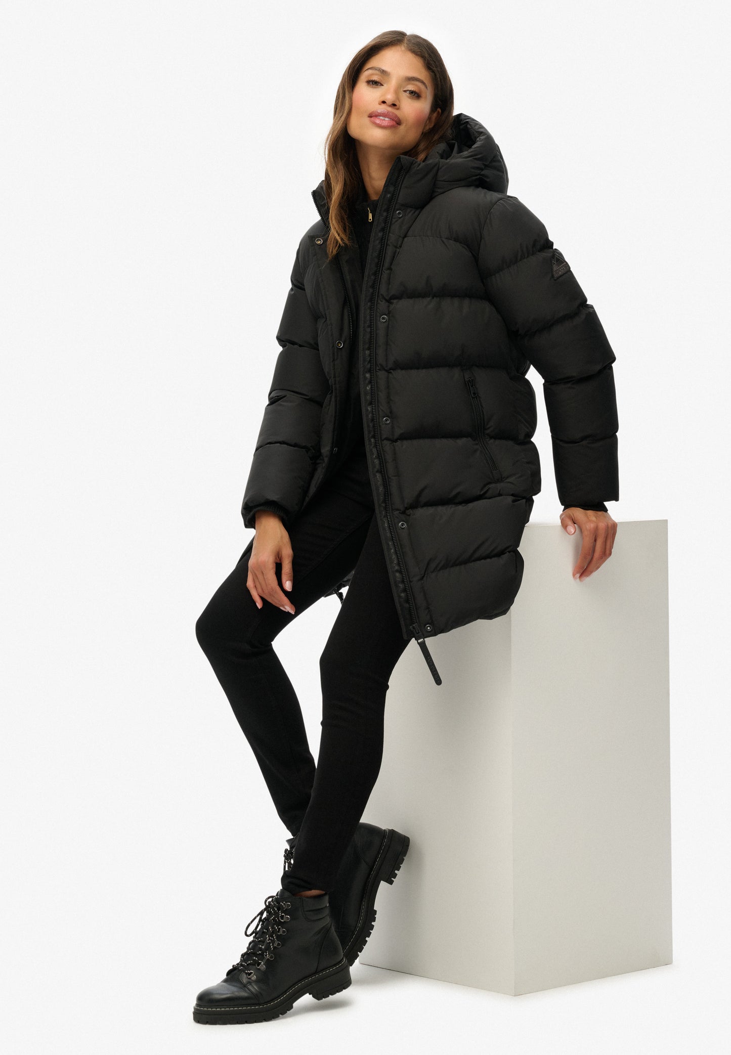 Sportliche, mittellange Steppjacke mit Kapuze