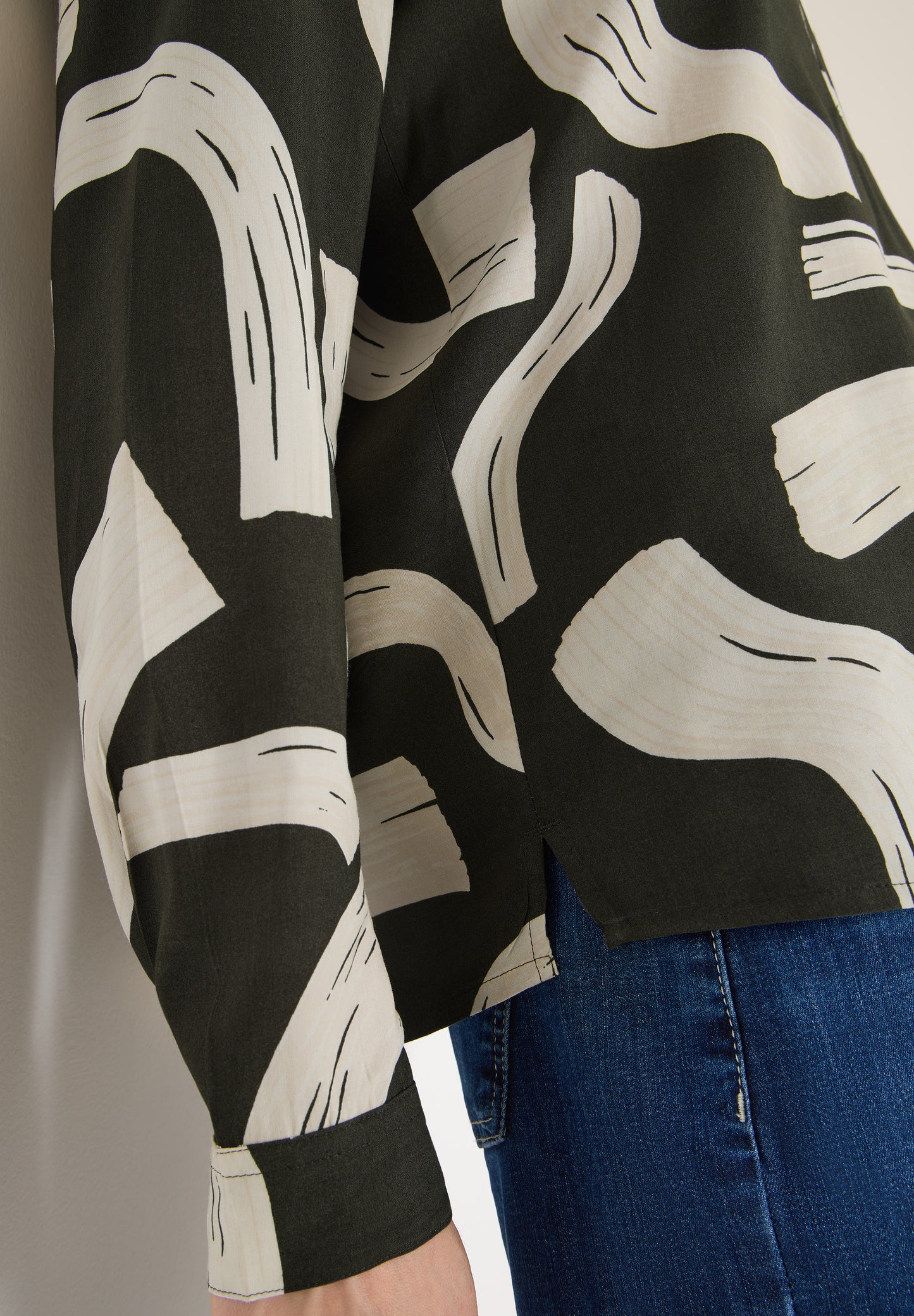 Gemusterte Split Neck Bluse