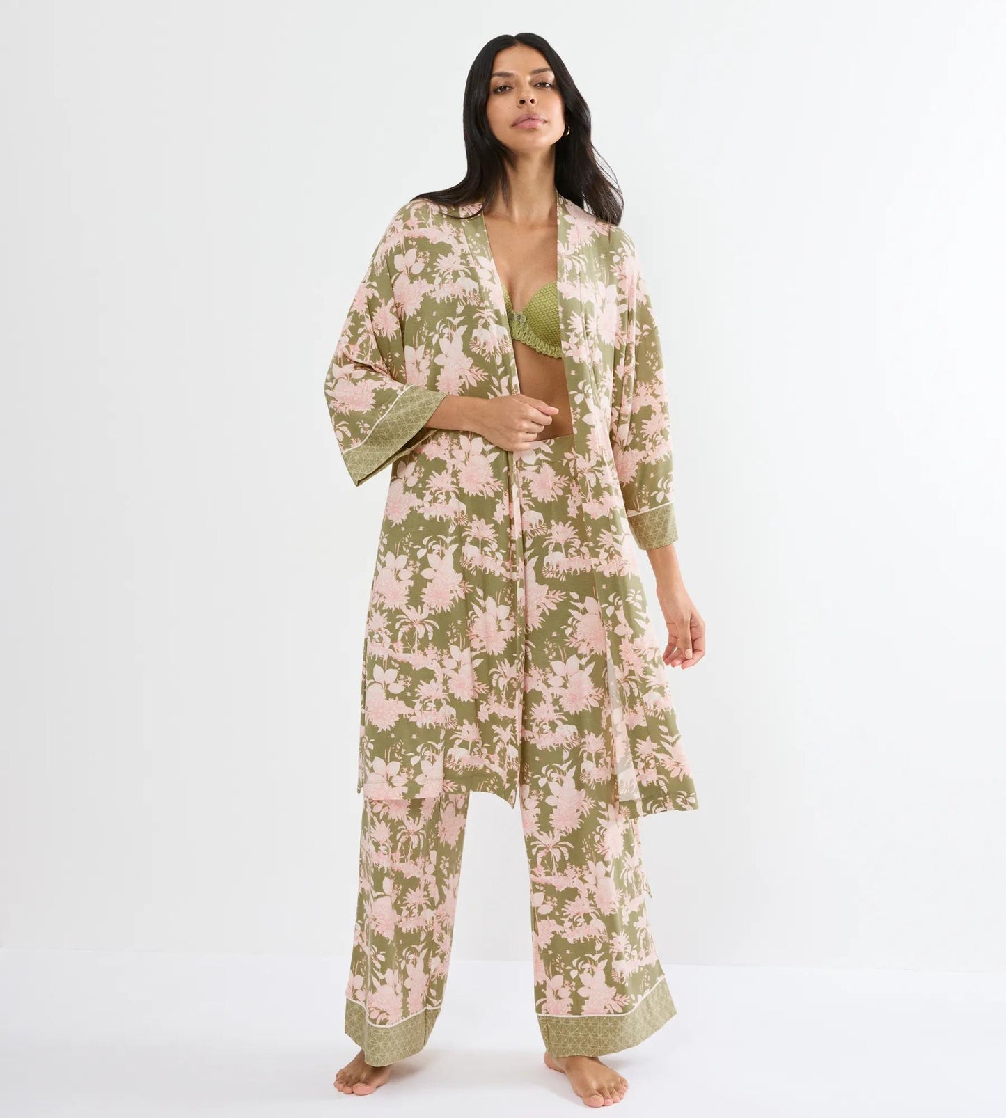 Aura Spotlight Robe 01