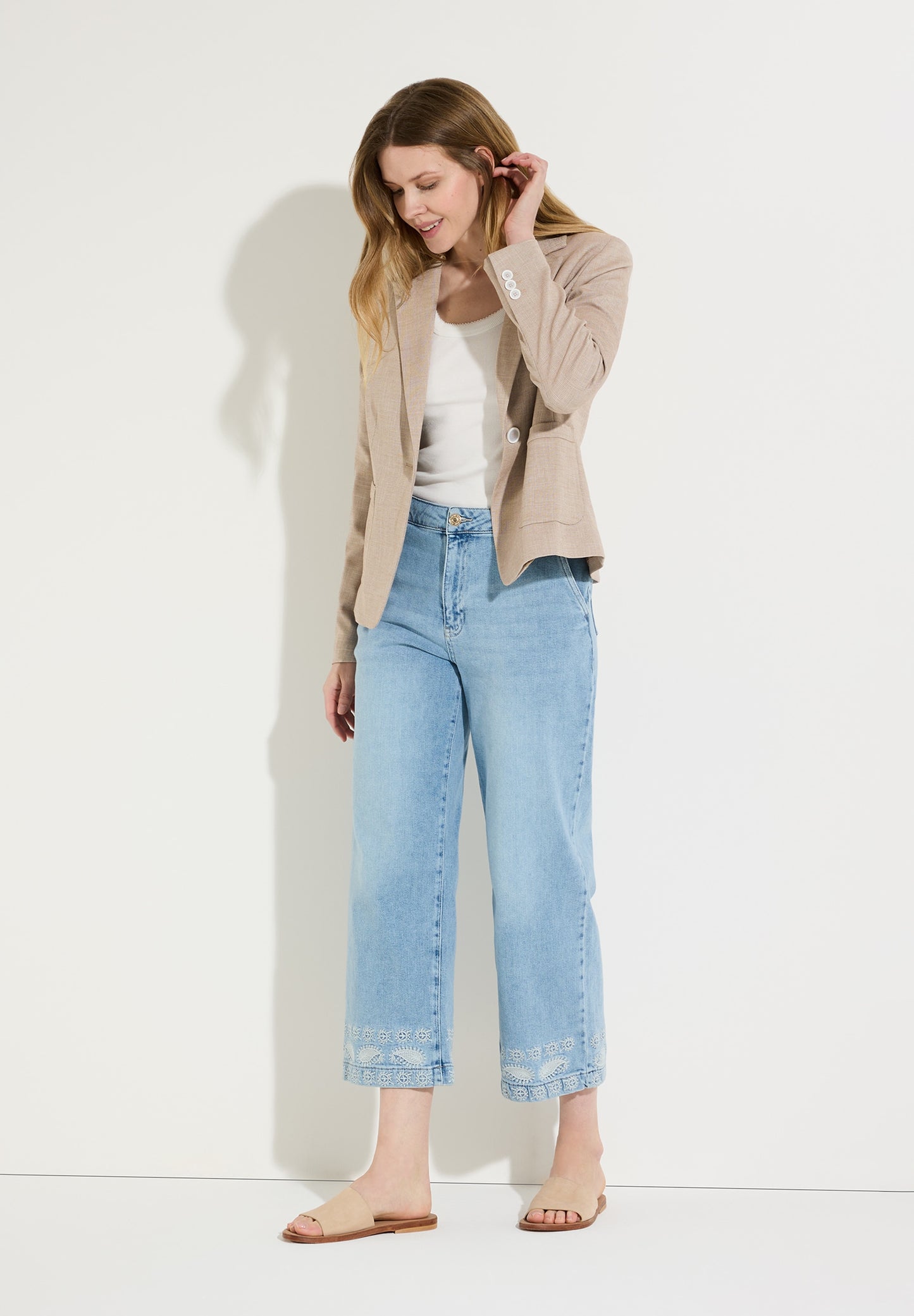 Jeans mit Stickerei am Saum
