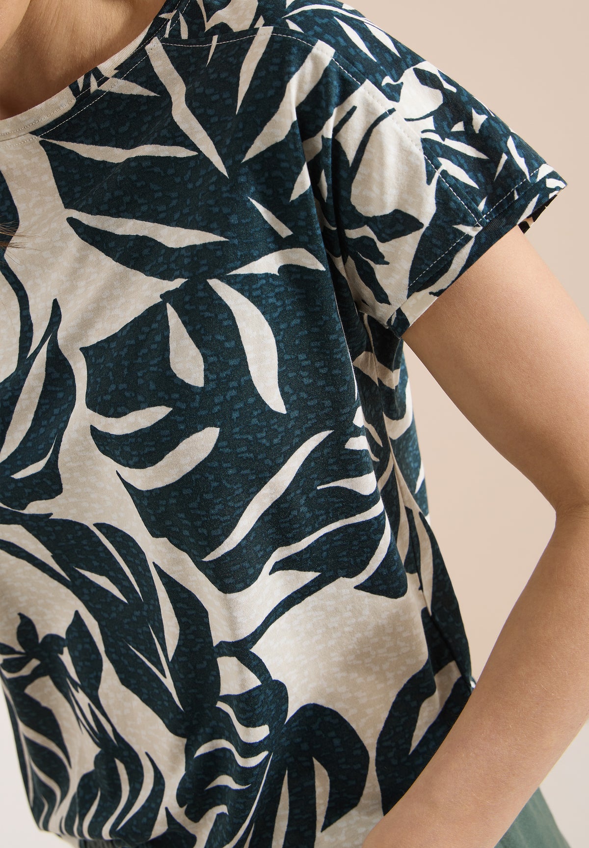 T-Shirt mit U-Boot-Ausschnitt und Print