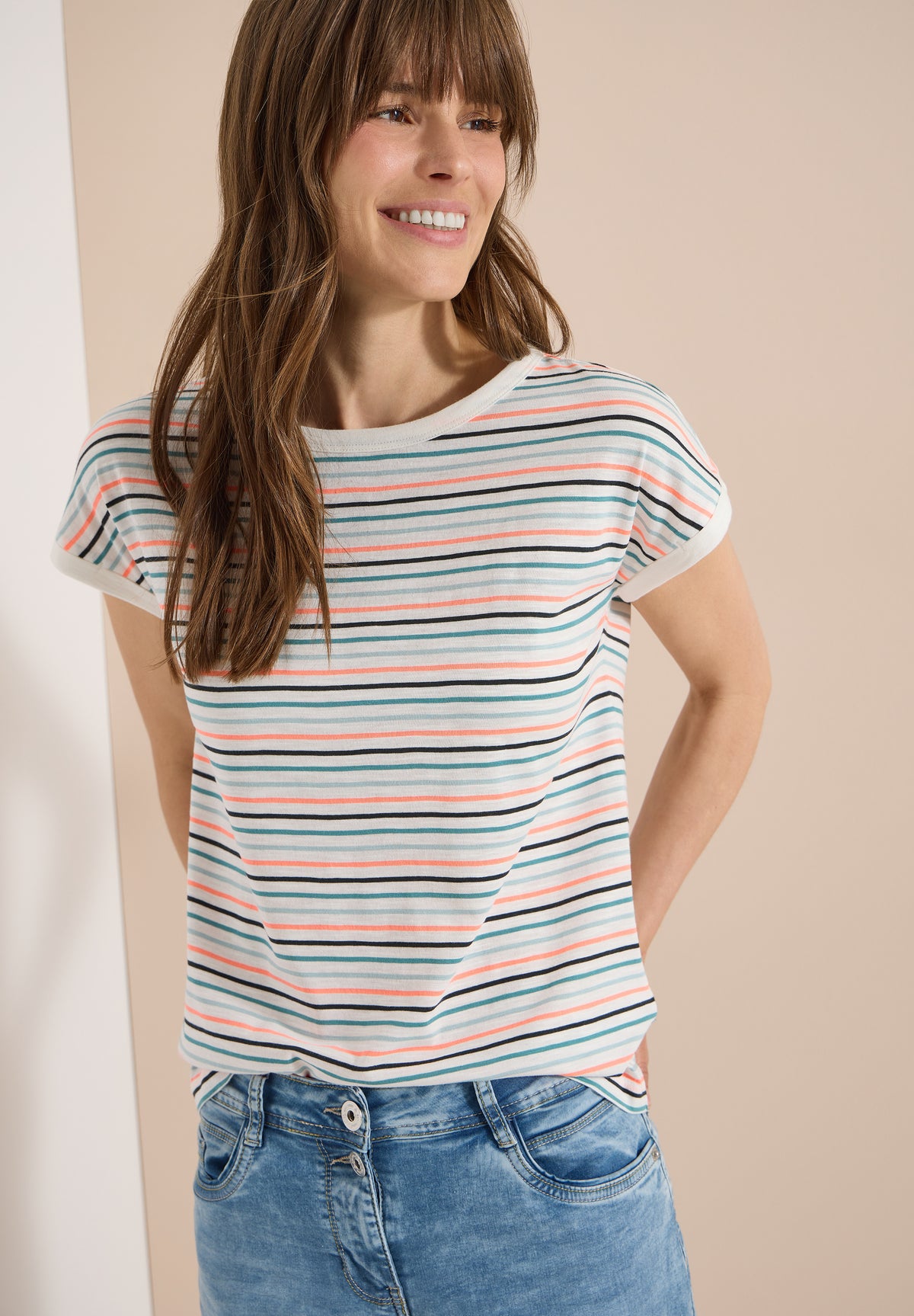 T-Shirt mit Boat Neck und Turn-Up-Detail