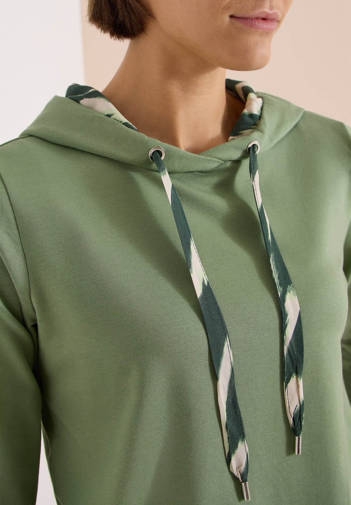 3/4-Arm Shirt mit Kapuze und Printdetails
