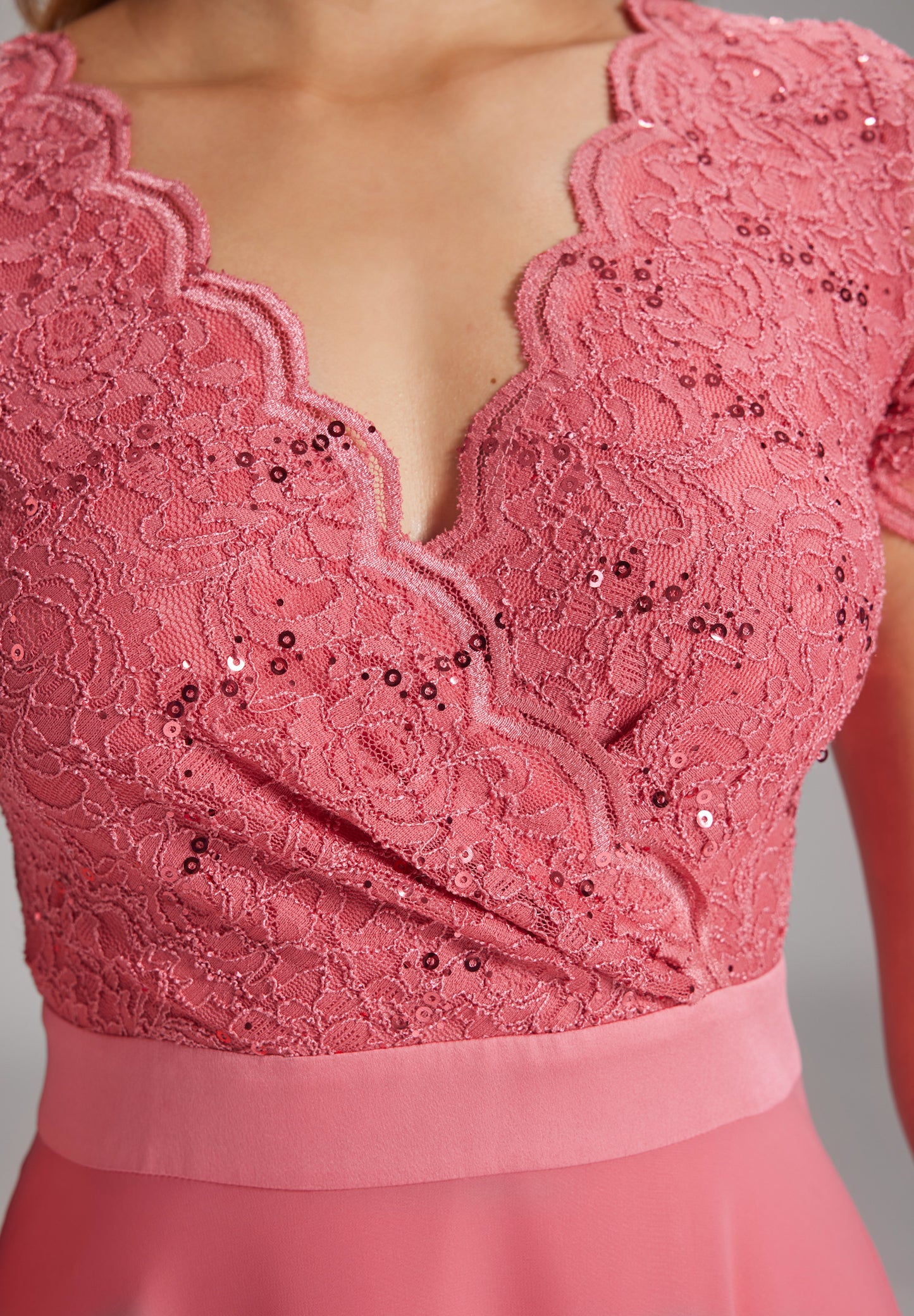 Spitzen-Chiffon-Kleid mit Taillenband