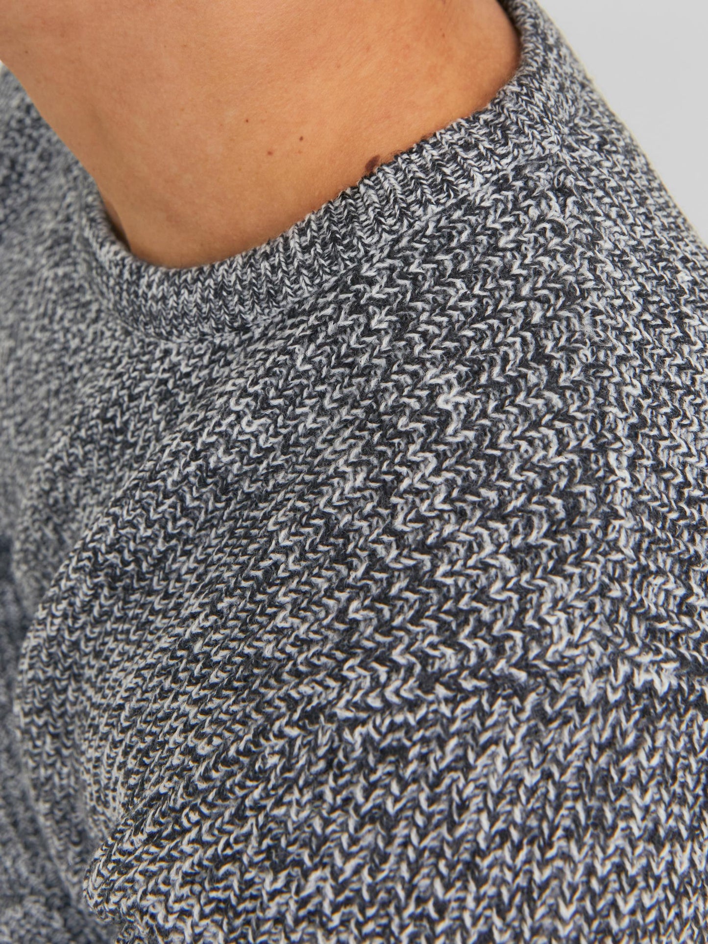JCOTWIST STRIPED KNIT CREW NECK
