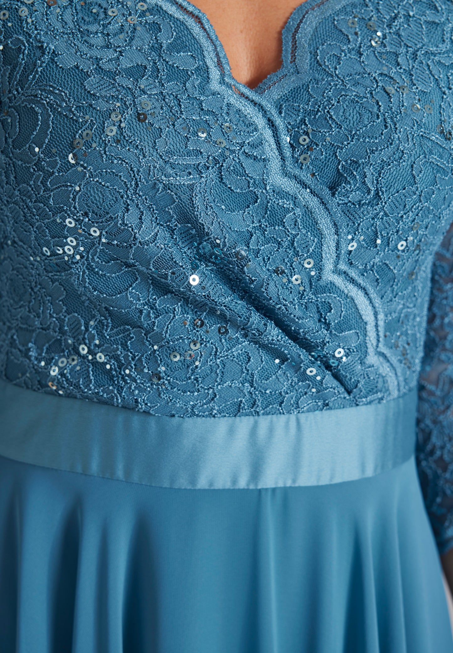 Spitzen-Chiffon-Kleid mit Bogenkante