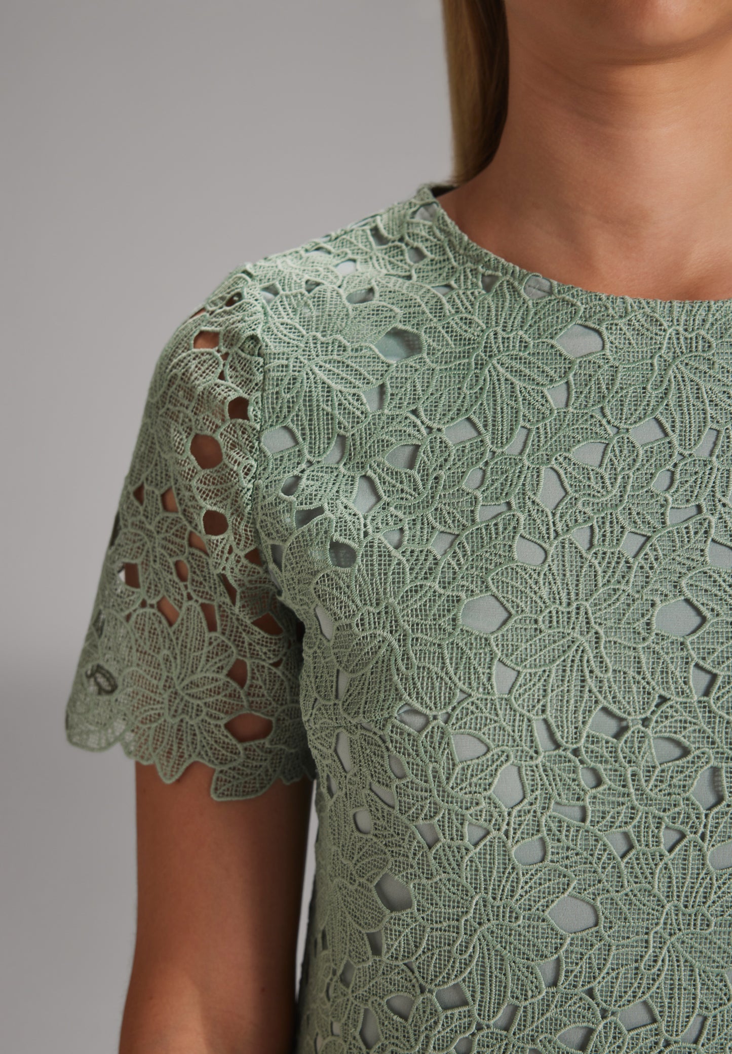 Gerades Etuikleid aus Spitze