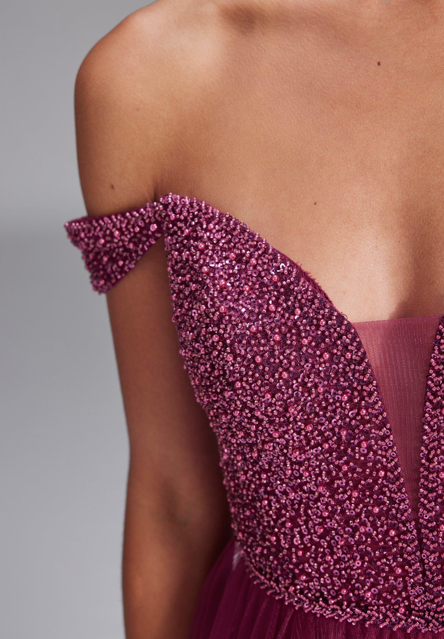 Ausgestelltes Tüllkleid mit Carmen-Ausschnitt