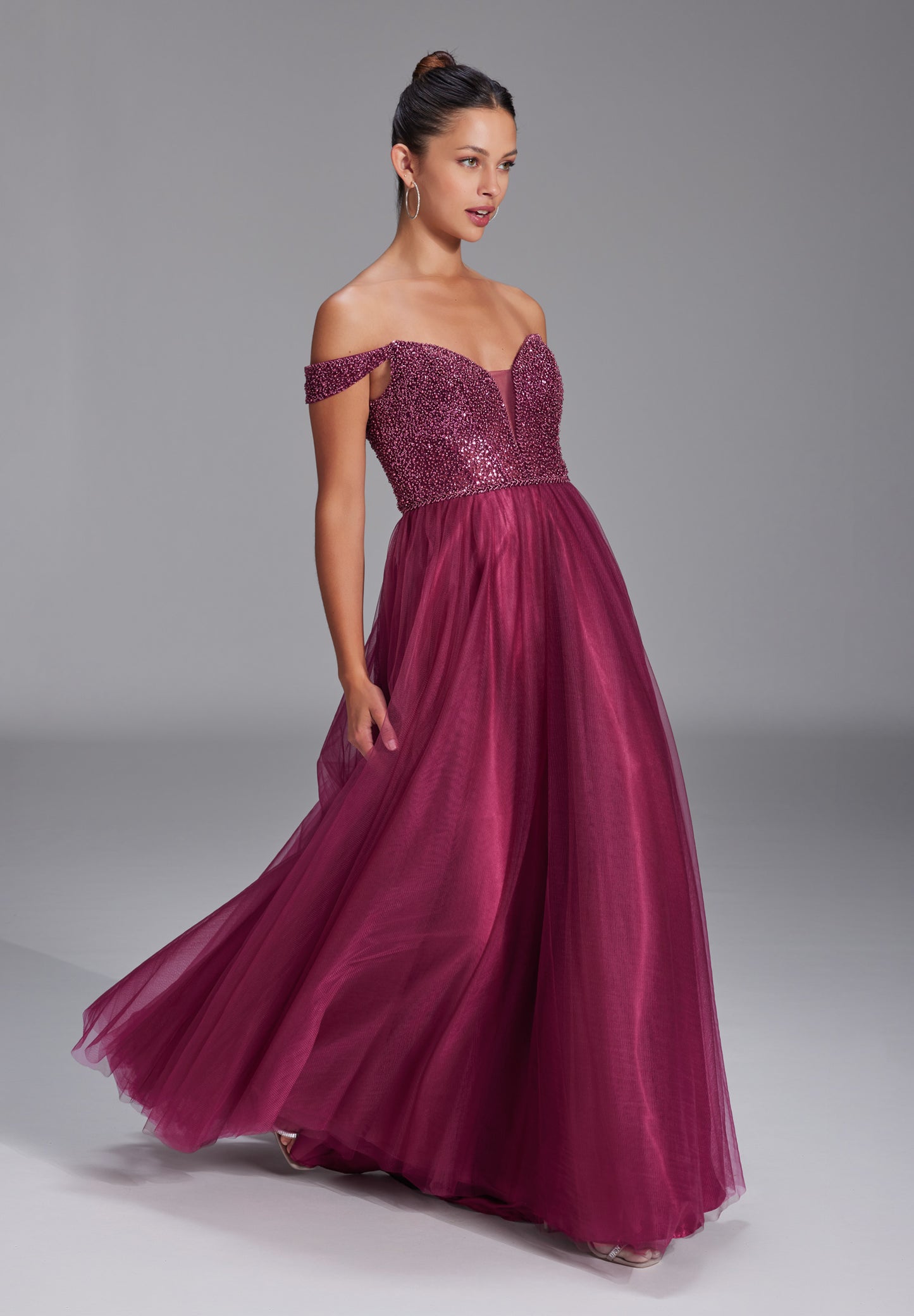 Ausgestelltes Tüllkleid mit Carmen-Ausschnitt