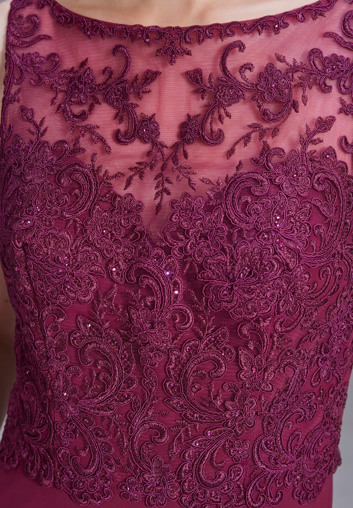 Chiffonkleid mit Rundhalsausschnitt und Spitzenstickerei