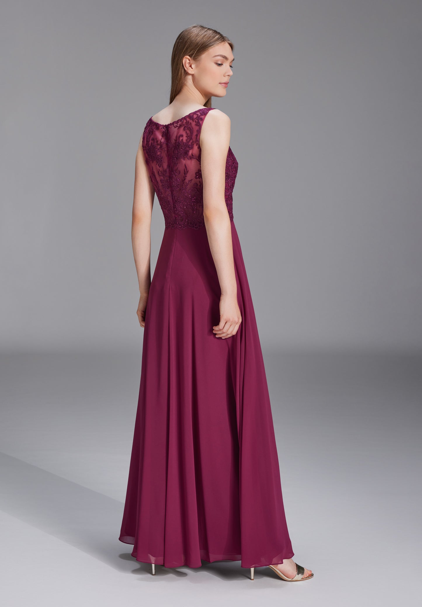 Chiffonkleid mit Rundhalsausschnitt und Spitzenstickerei