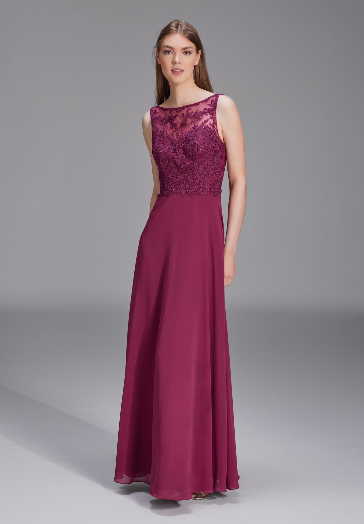 Chiffonkleid mit Rundhalsausschnitt und Spitzenstickerei