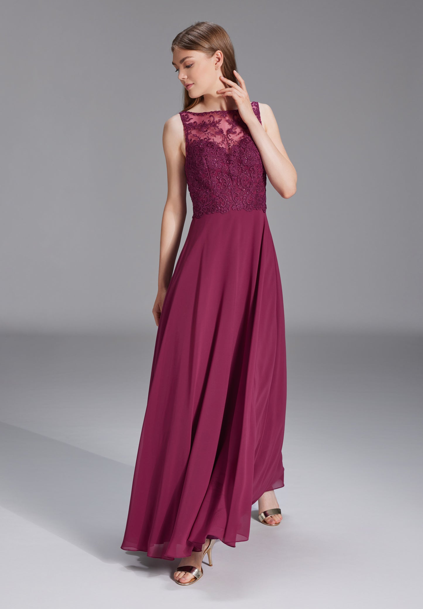 Chiffonkleid mit Rundhalsausschnitt und Spitzenstickerei