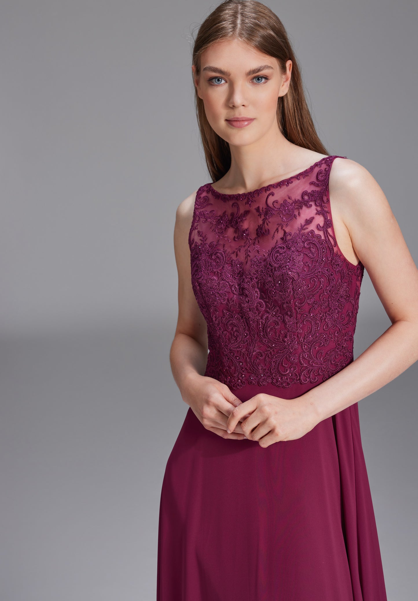 Chiffonkleid mit Rundhalsausschnitt und Spitzenstickerei