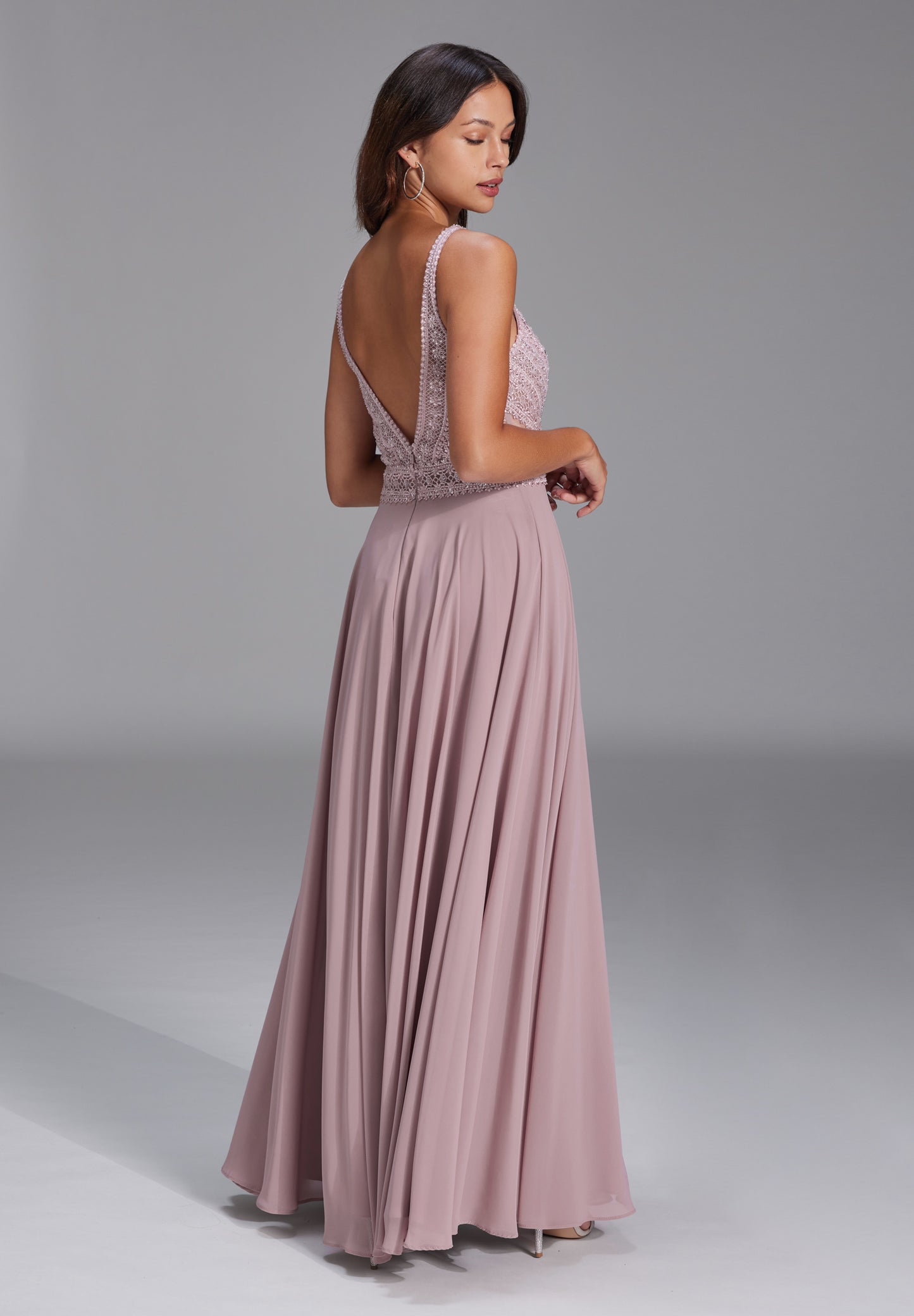 Chiffonkleid mit Spitzenstickerei und feinen Zierperlen