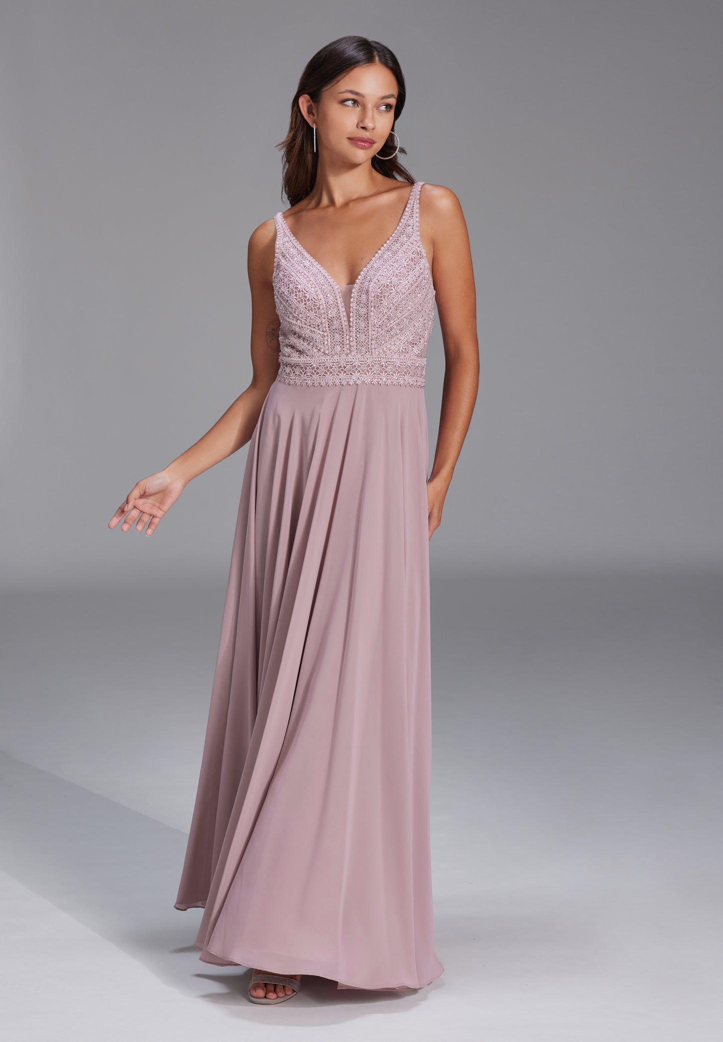 Chiffonkleid mit Spitzenstickerei und feinen Zierperlen