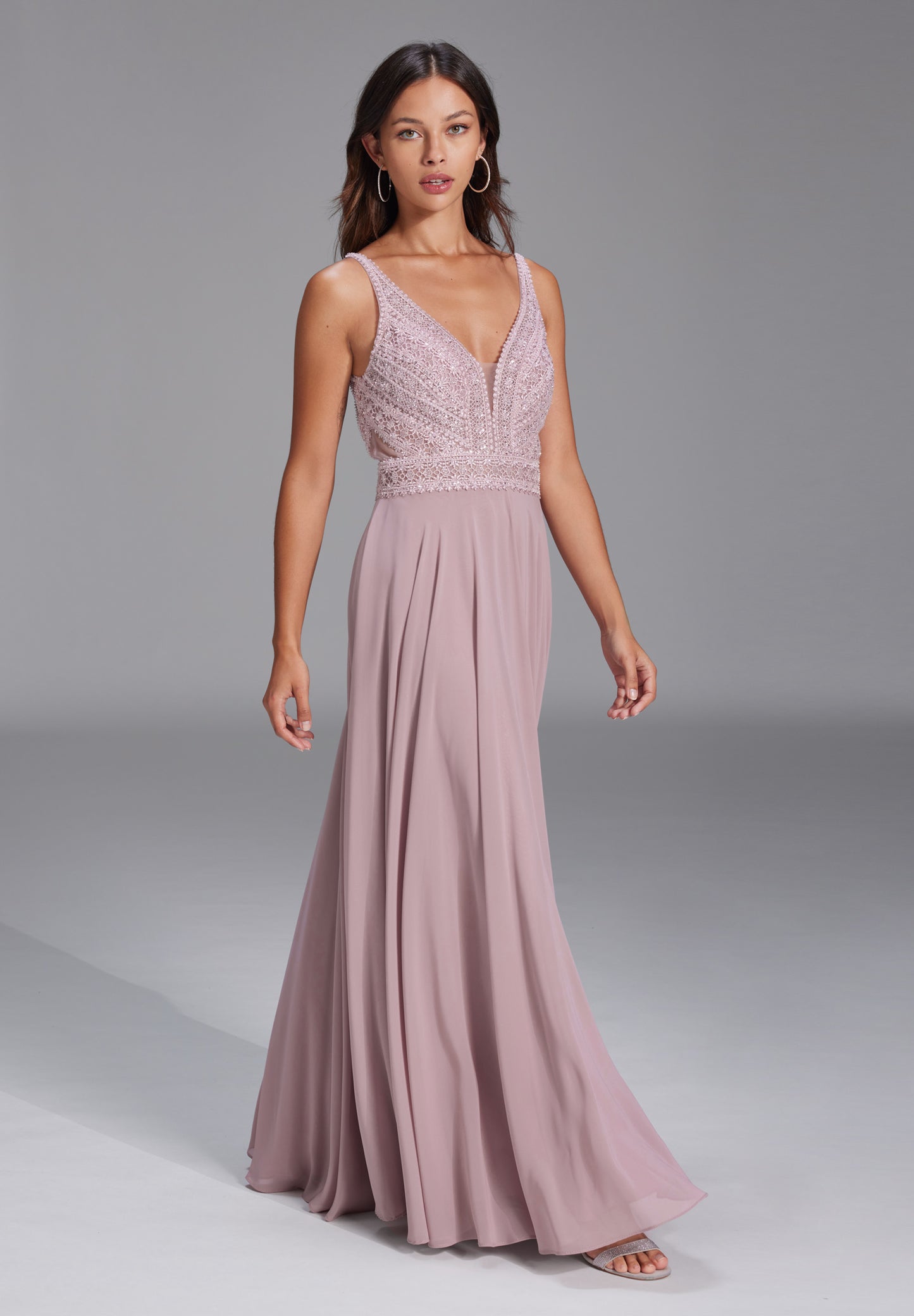 Chiffonkleid mit Spitzenstickerei und feinen Zierperlen