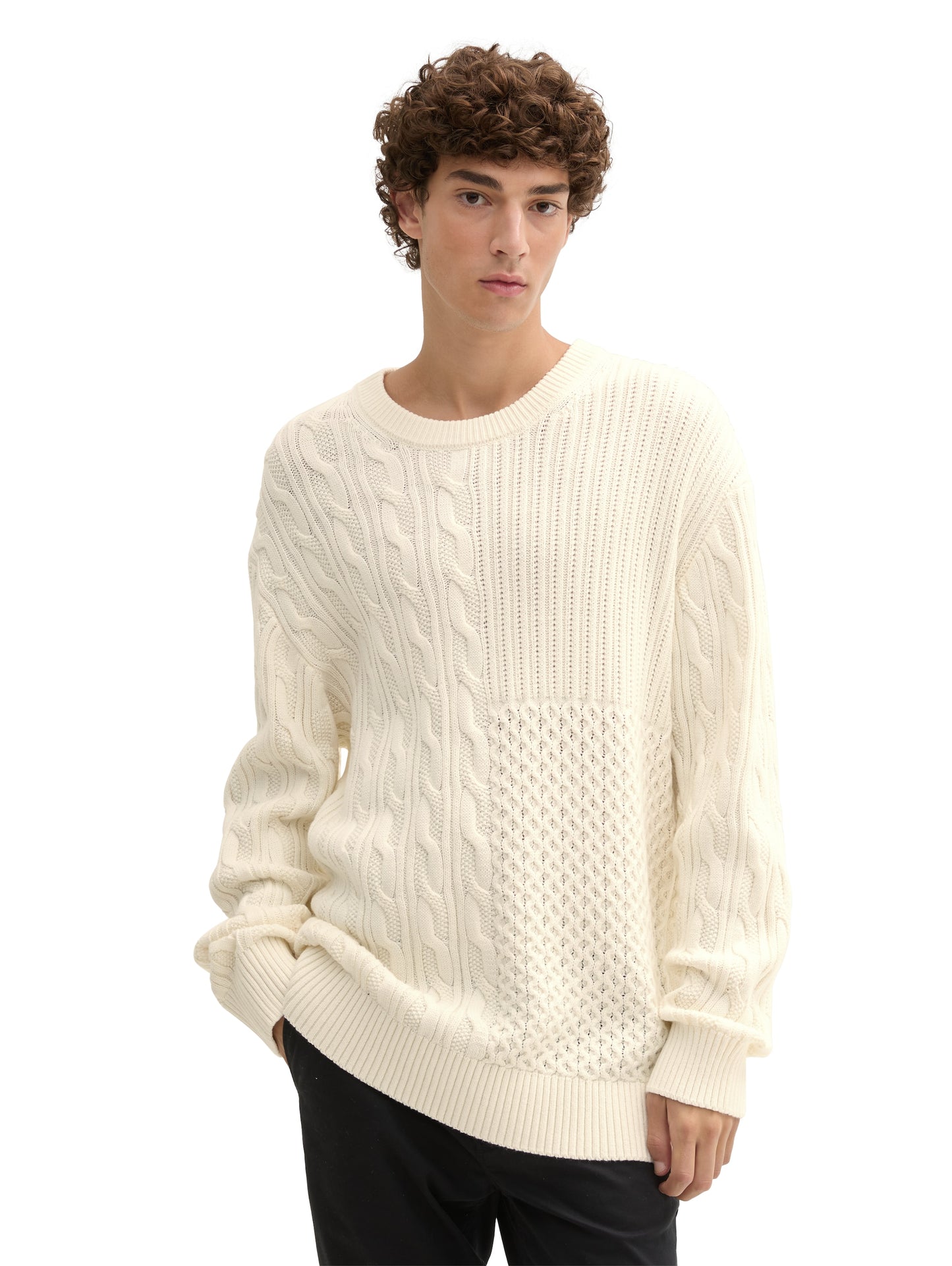Relaxed Pullover mit Zopfmuster
