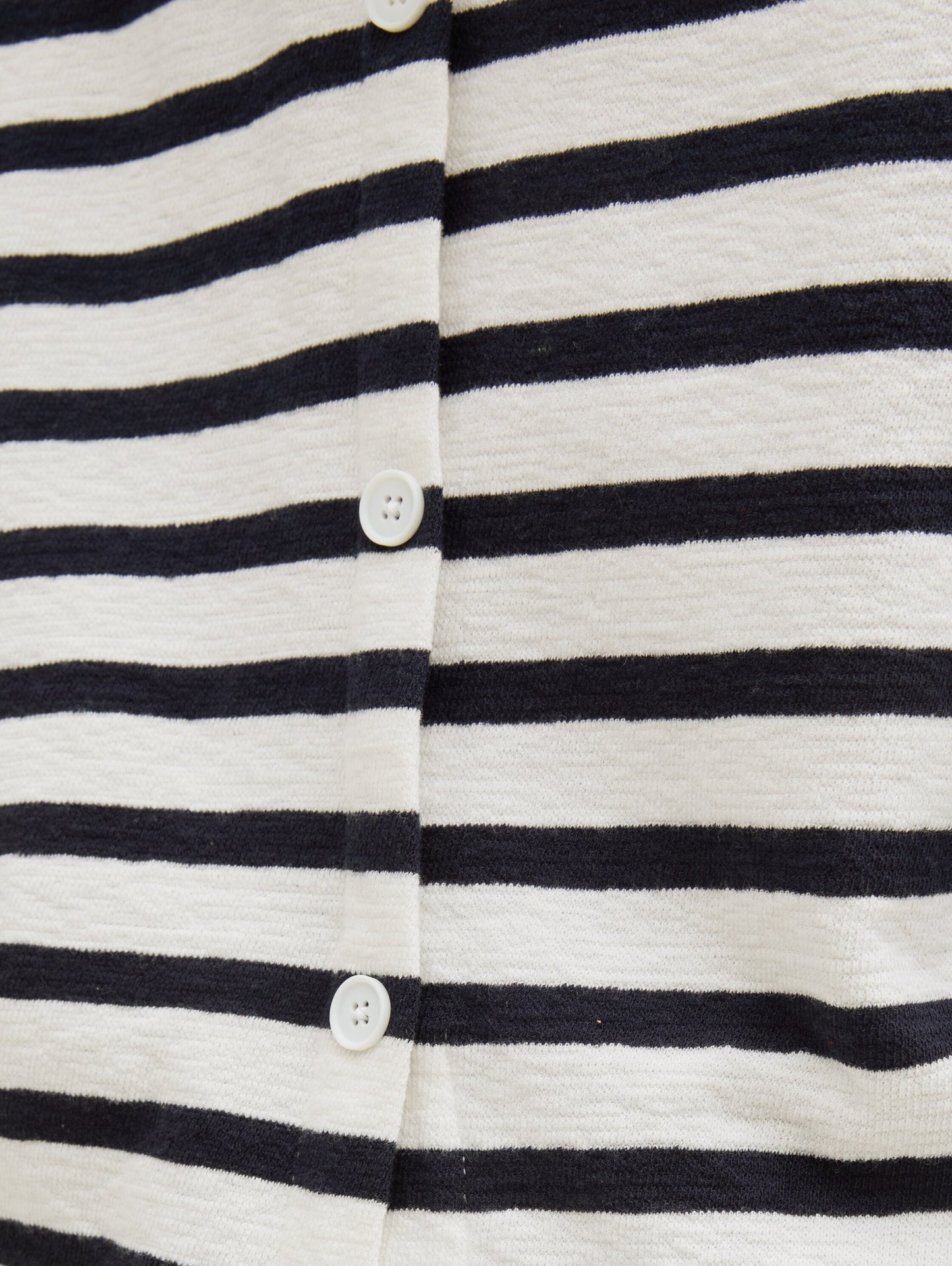 Boxy Fit Langarmshirt mit Knopf-Details