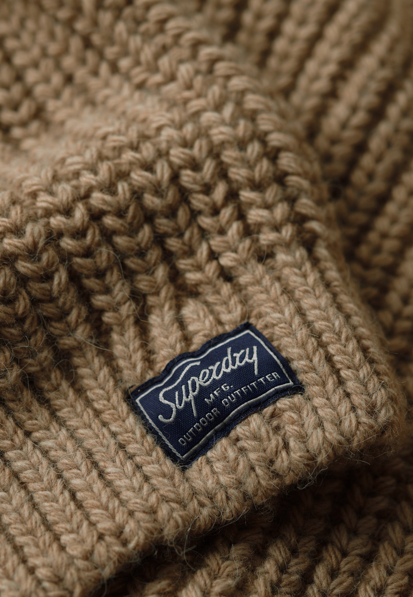 Lässiger Strickpullover mit Rollkragen und Ziernaht