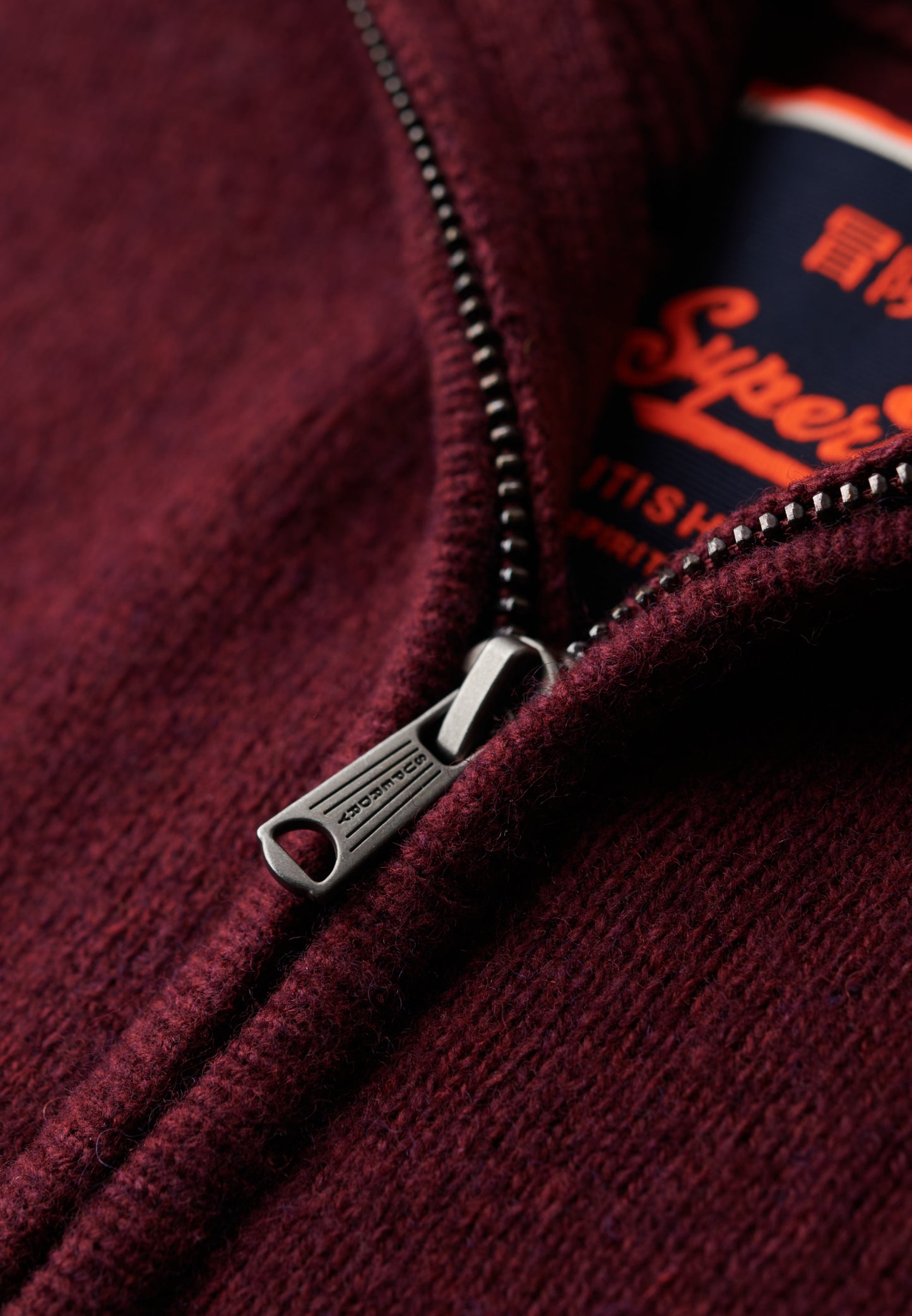 Essential Strickpullover mit Halbreißverschluss und Stickerei