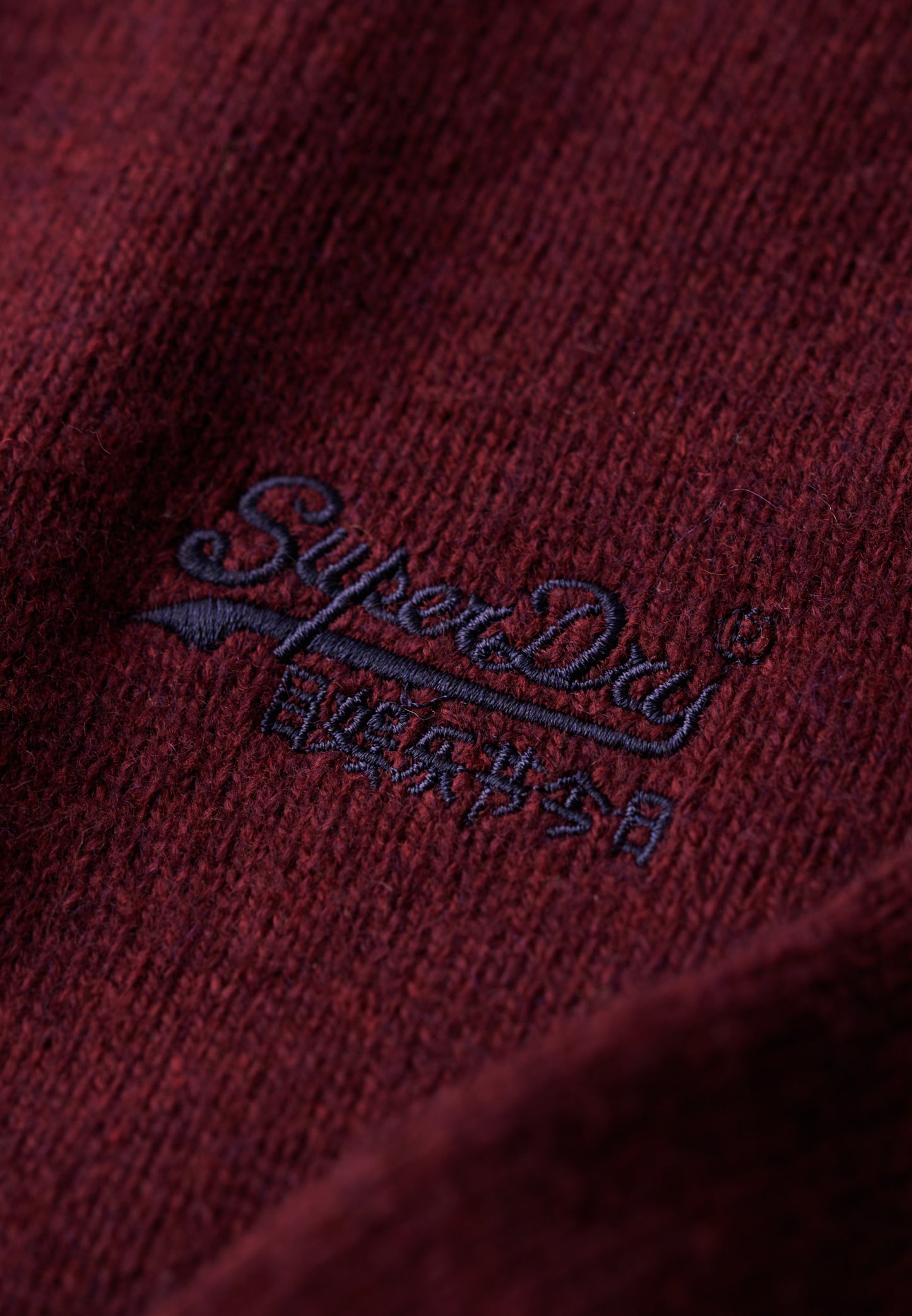 Essential Strickpullover mit Halbreißverschluss und Stickerei