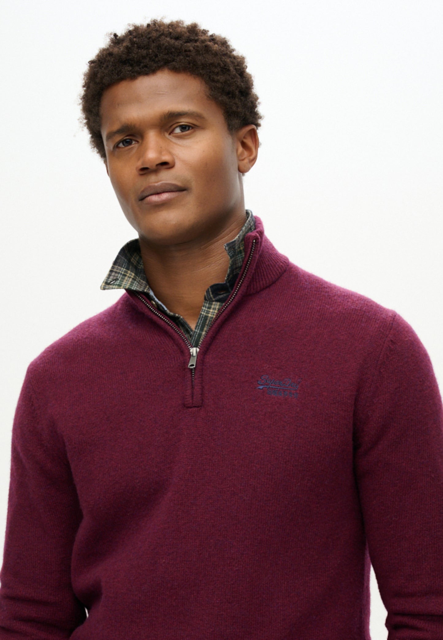 Essential Strickpullover mit Halbreißverschluss und Stickerei