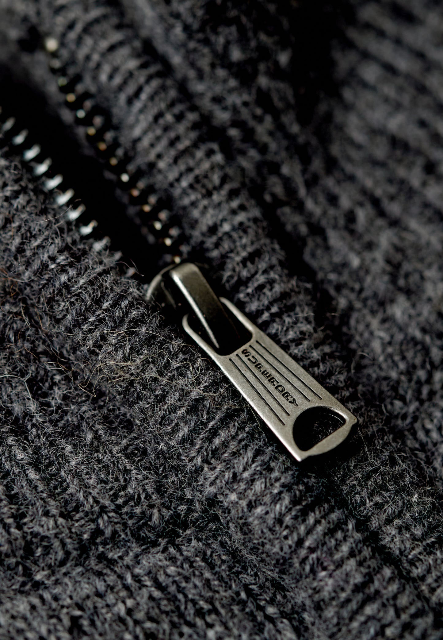 Essential Strickpullover mit Halbreißverschluss und Stickerei