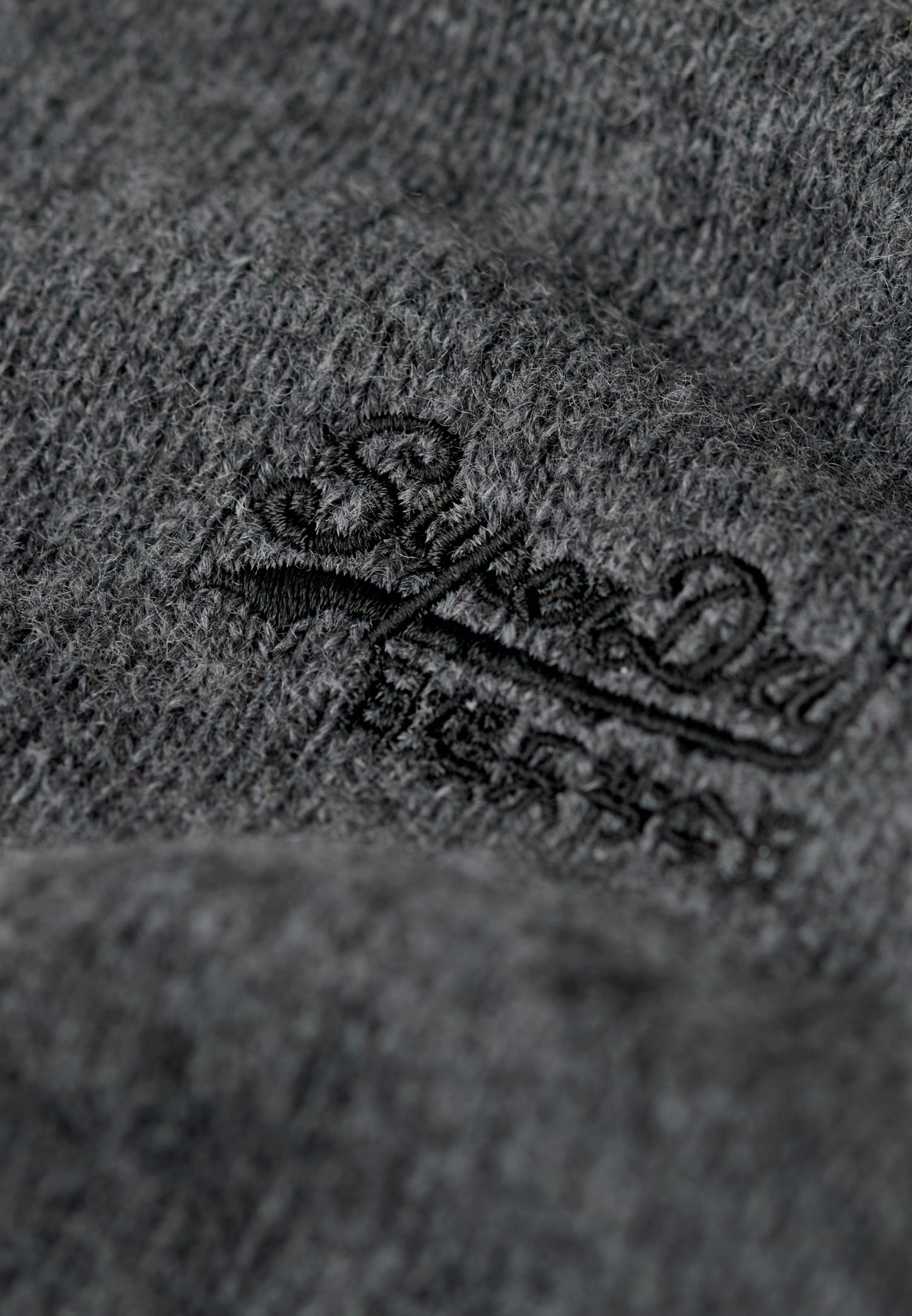 Essential Strickpullover mit Halbreißverschluss und Stickerei