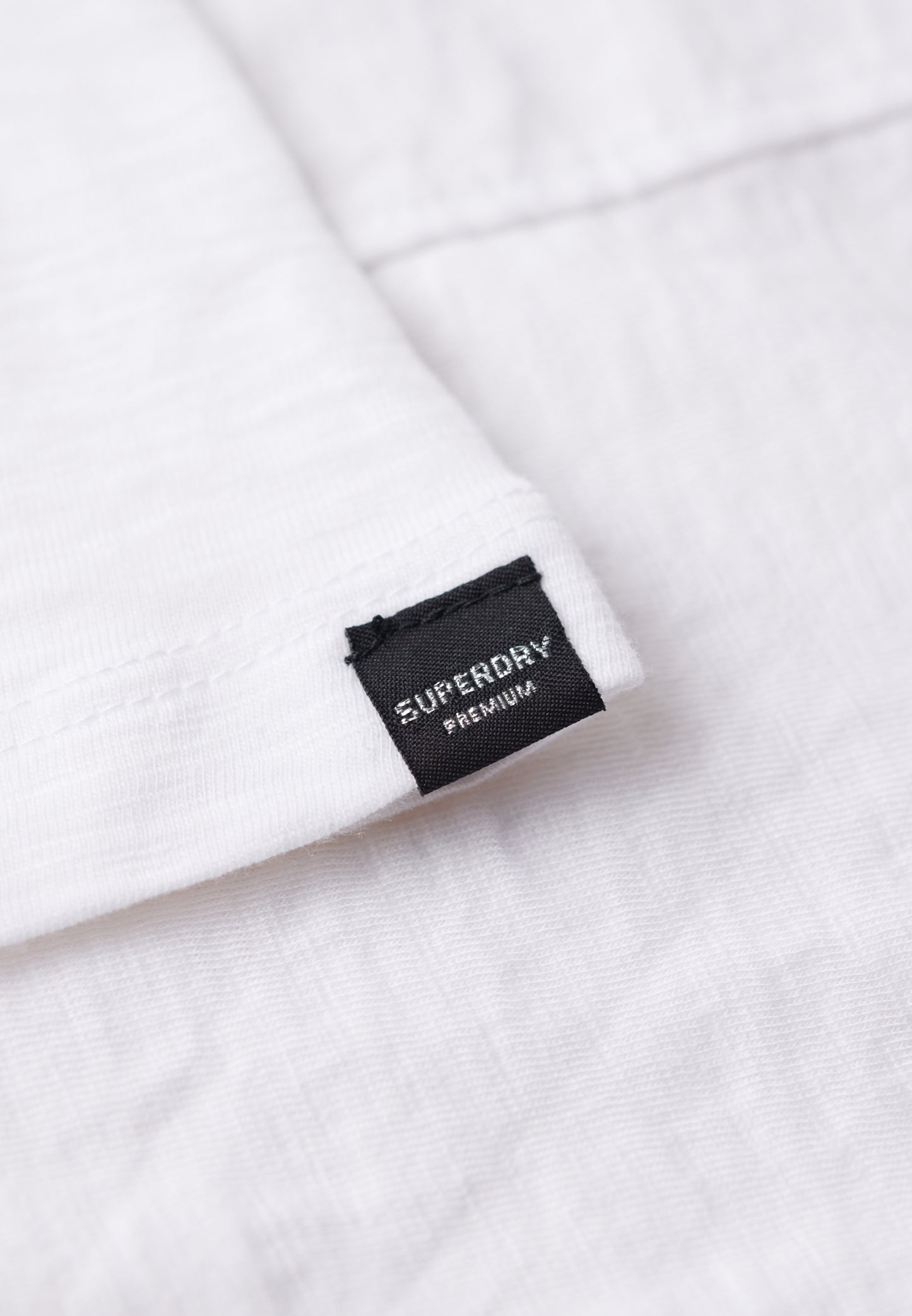 Studios T-Shirt mit tiefem Ausschnitt