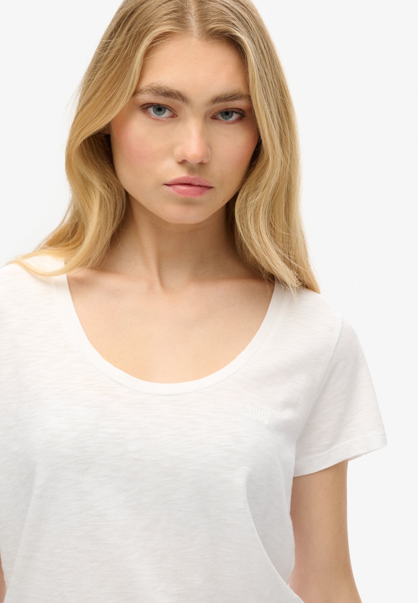 Studios T-Shirt mit tiefem Ausschnitt