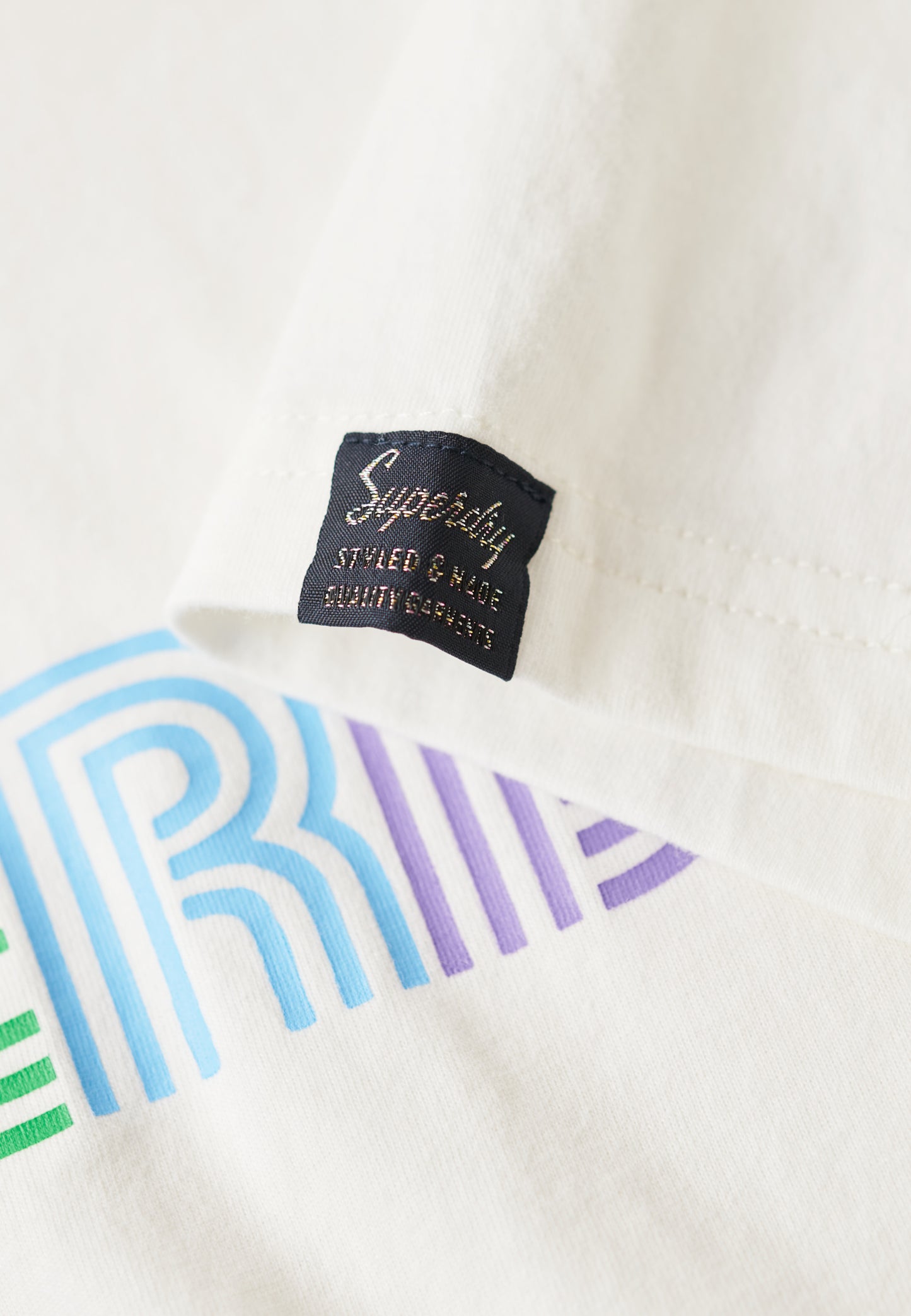 T-Shirt in lässiger Passform mit Regenbogen-Logo