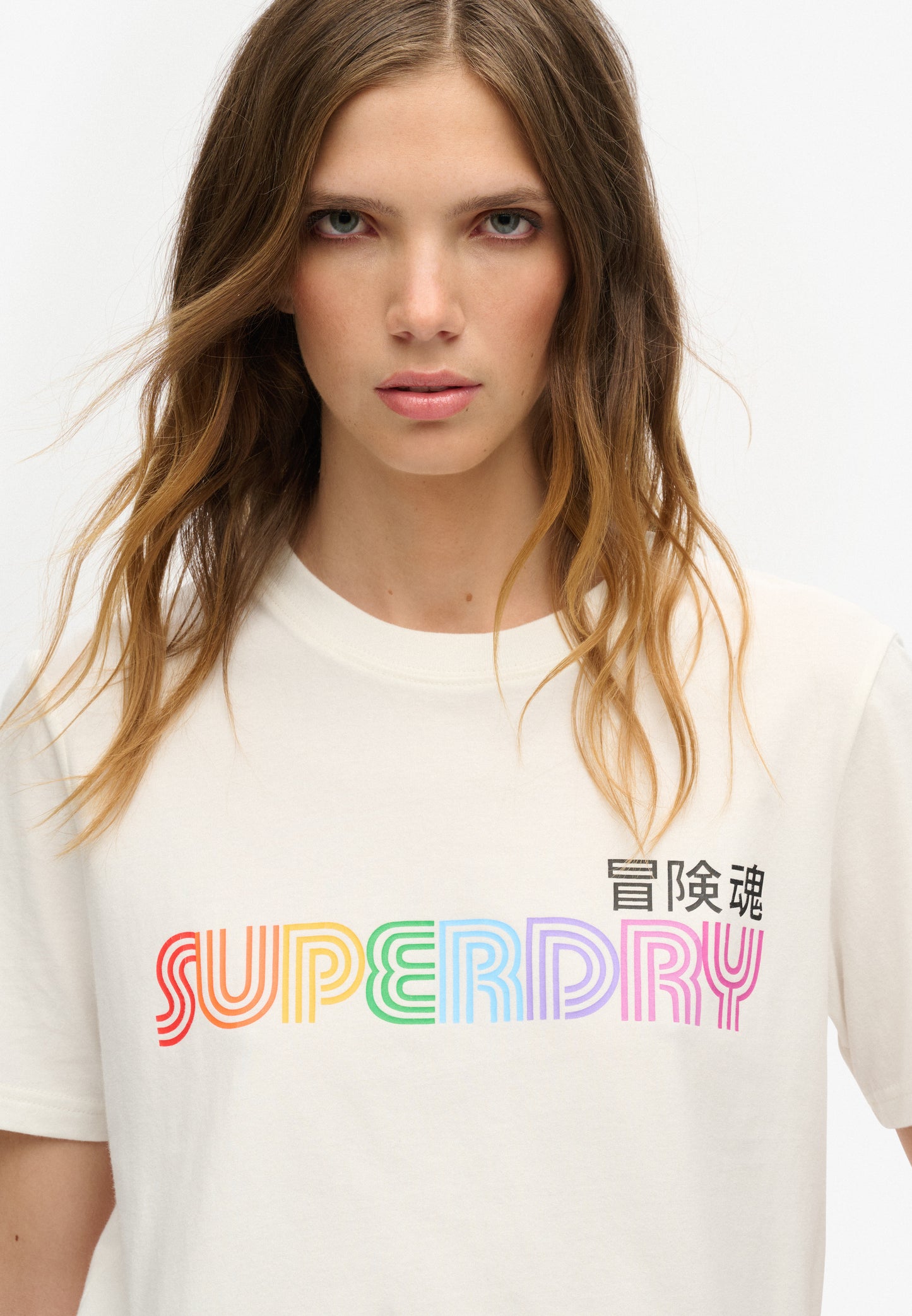 T-Shirt in lässiger Passform mit Regenbogen-Logo