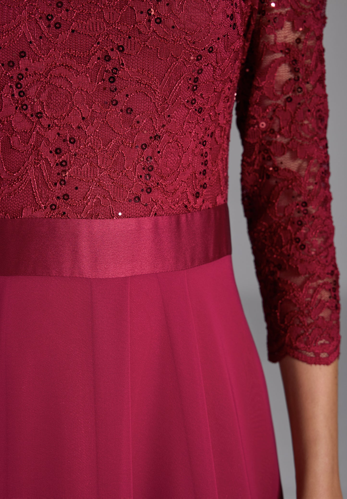 Abendkleid aus Spitze und Chiffon mit ¾ Arm