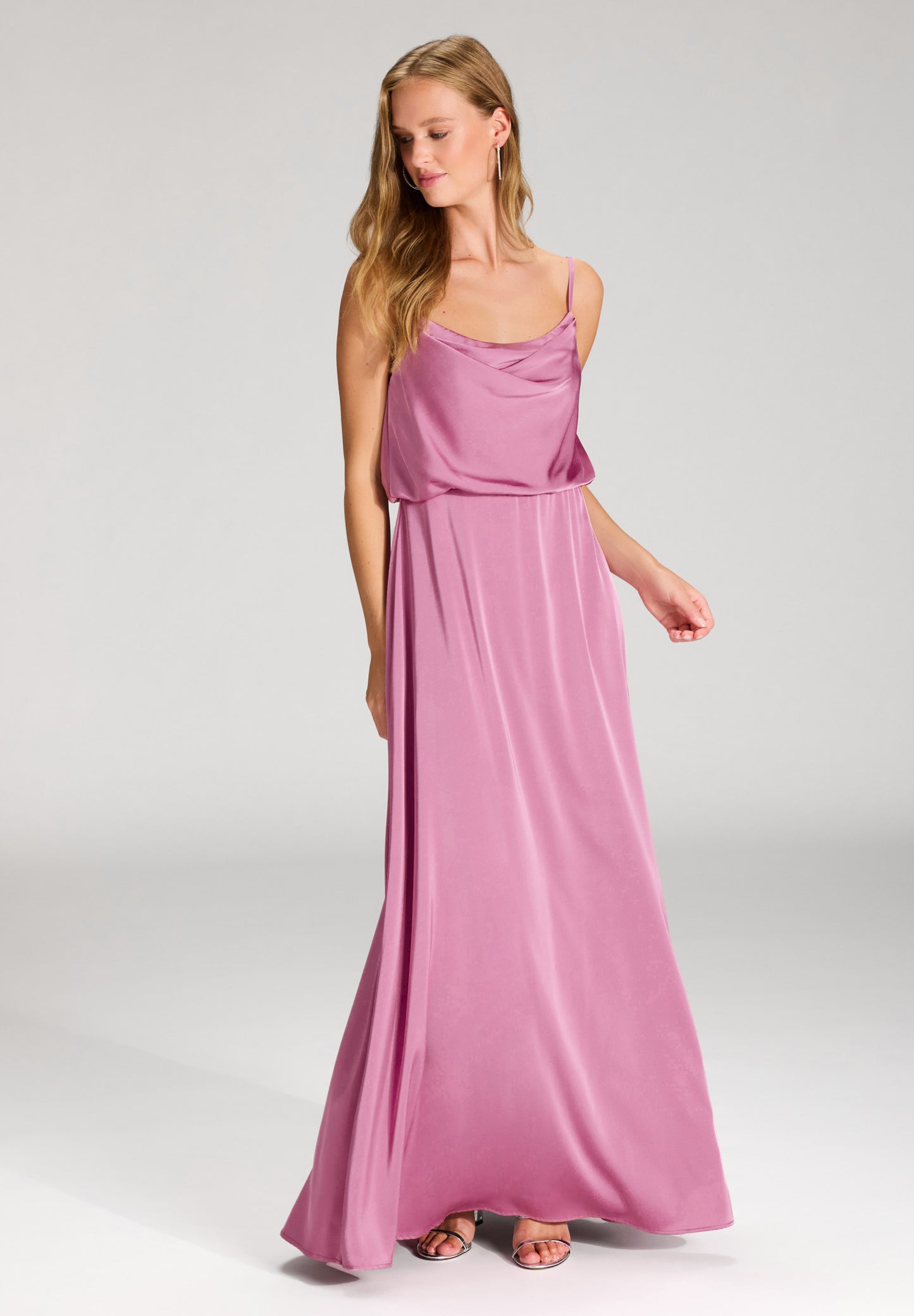 Abendkleid aus Satin mit angedeutetem Wasserfallausschnitt