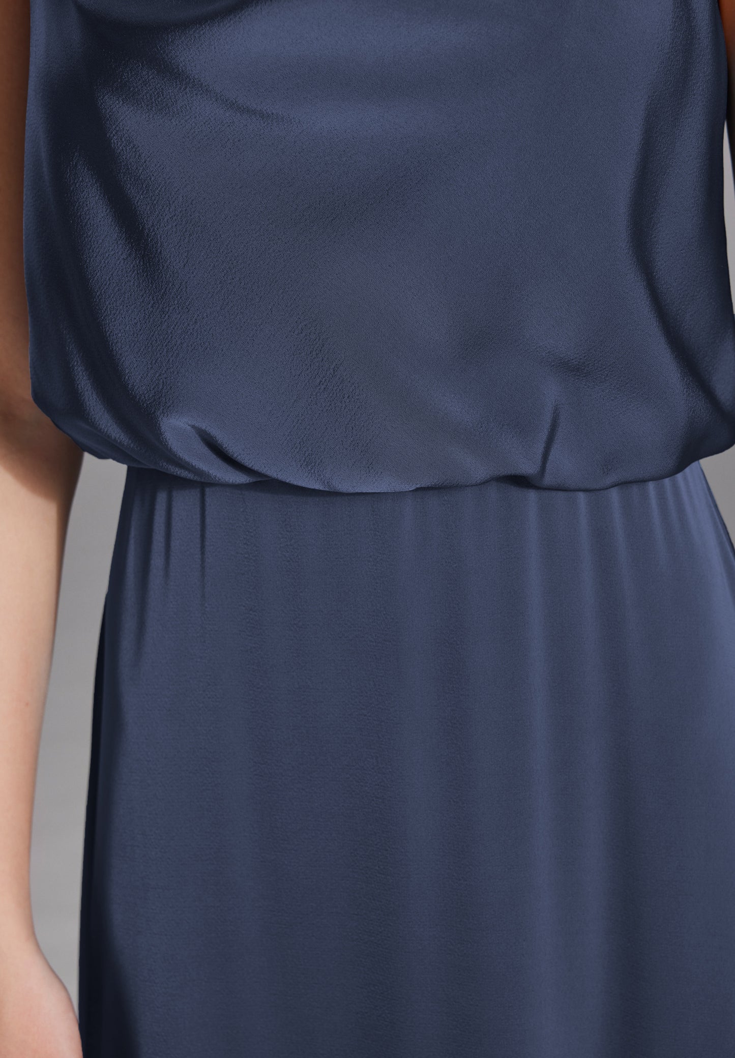 Abendkleid aus Satin mit angedeutetem Wasserfallausschnitt