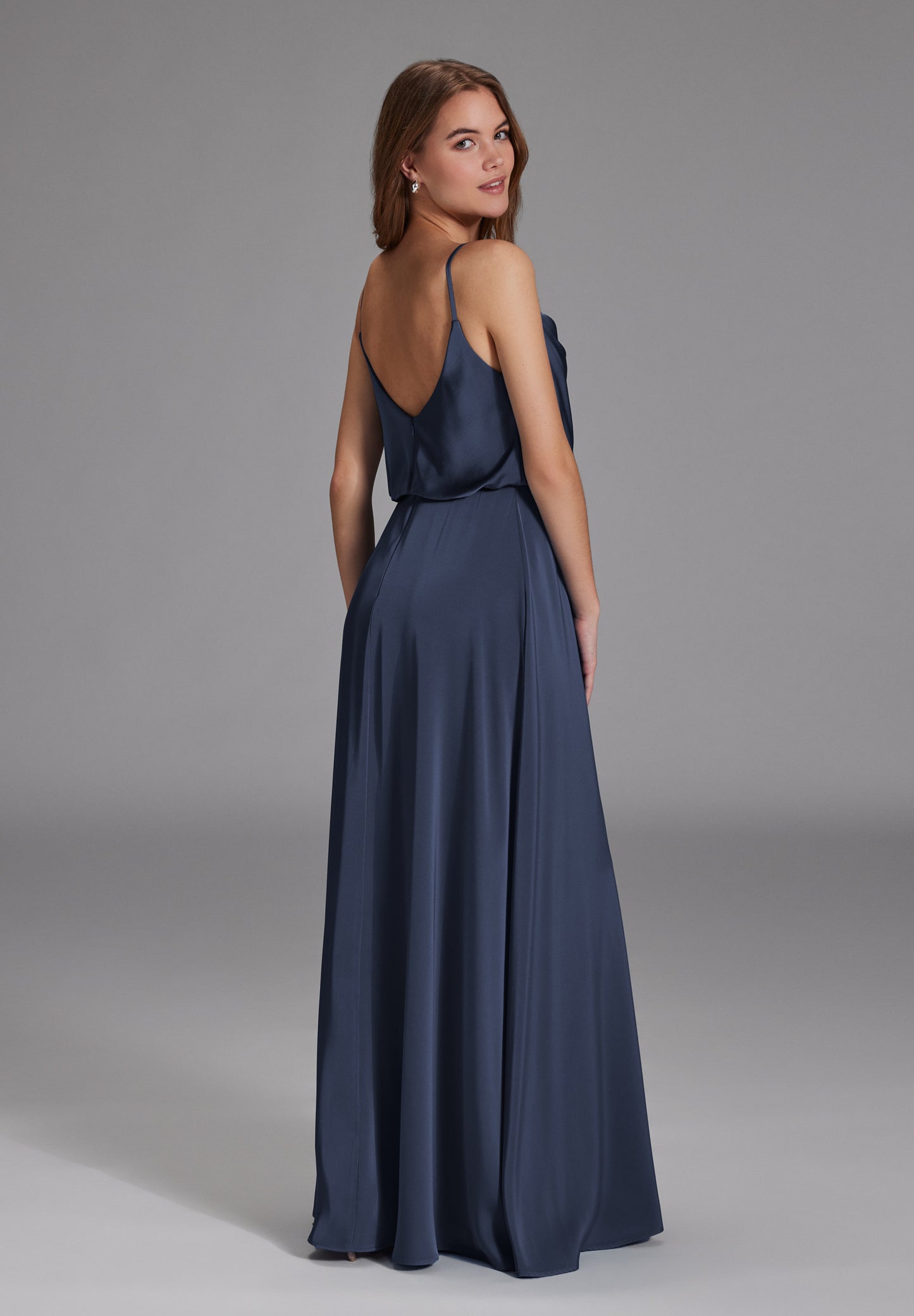 Abendkleid aus Satin mit angedeutetem Wasserfallausschnitt