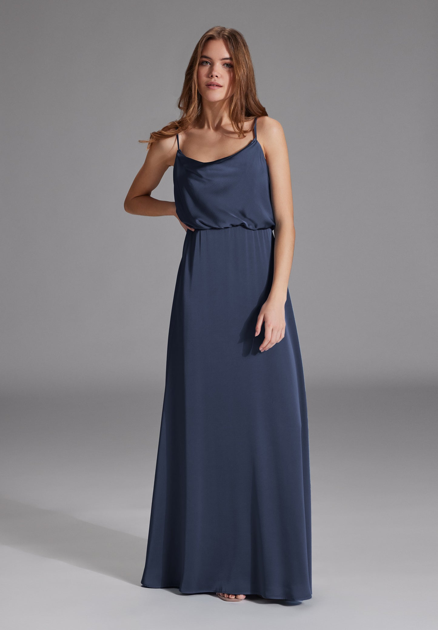 Abendkleid aus Satin mit angedeutetem Wasserfallausschnitt